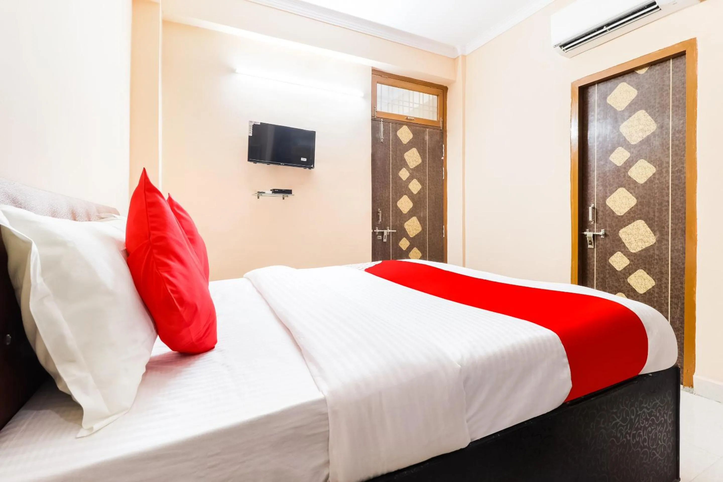 Bedroom, Bed in Hotel O by OYO Kalawati Palace