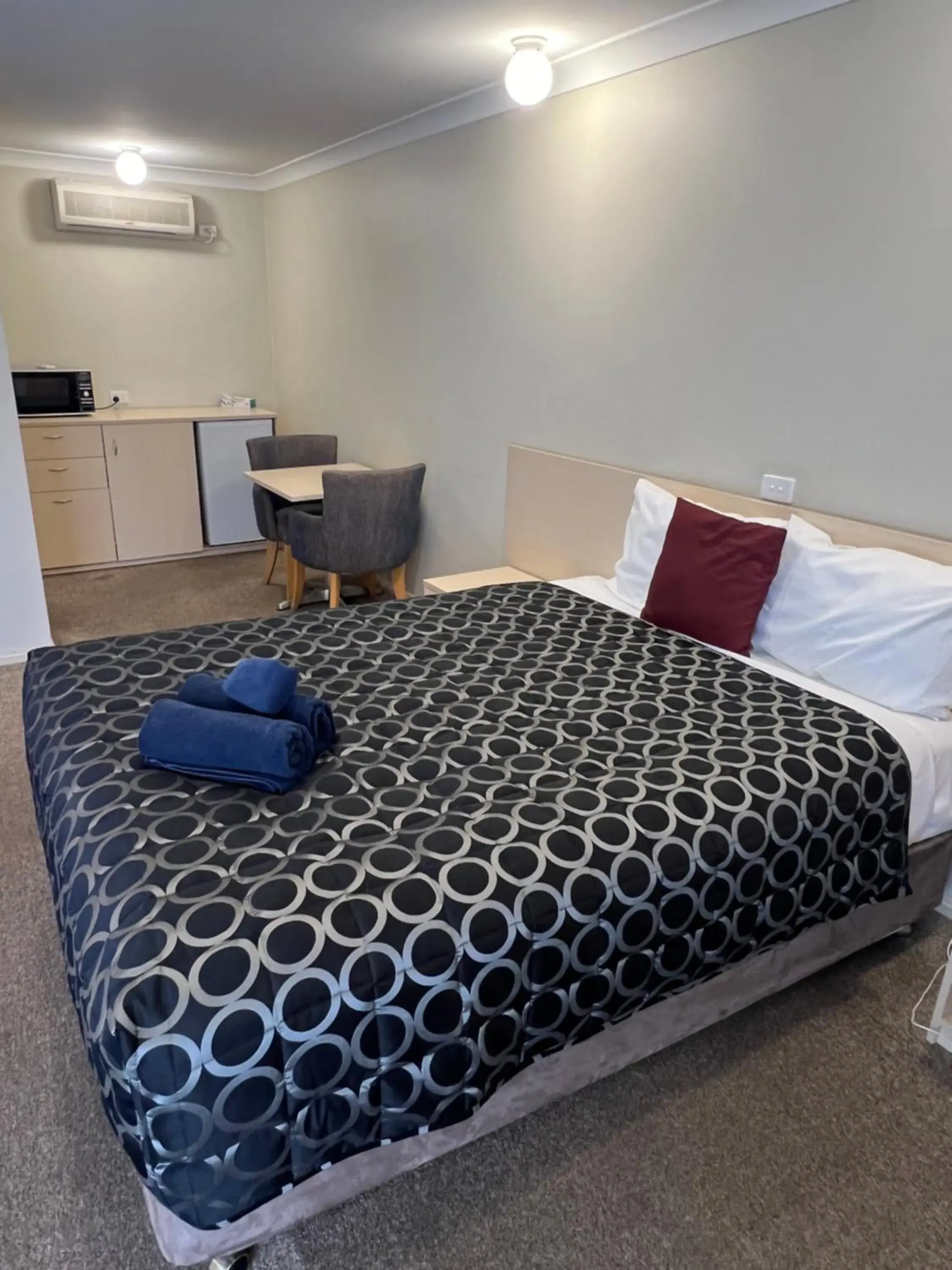 Bed in OVERLANDER MOTOR LODGE Bed in OVERLANDER MOTOR LODGE