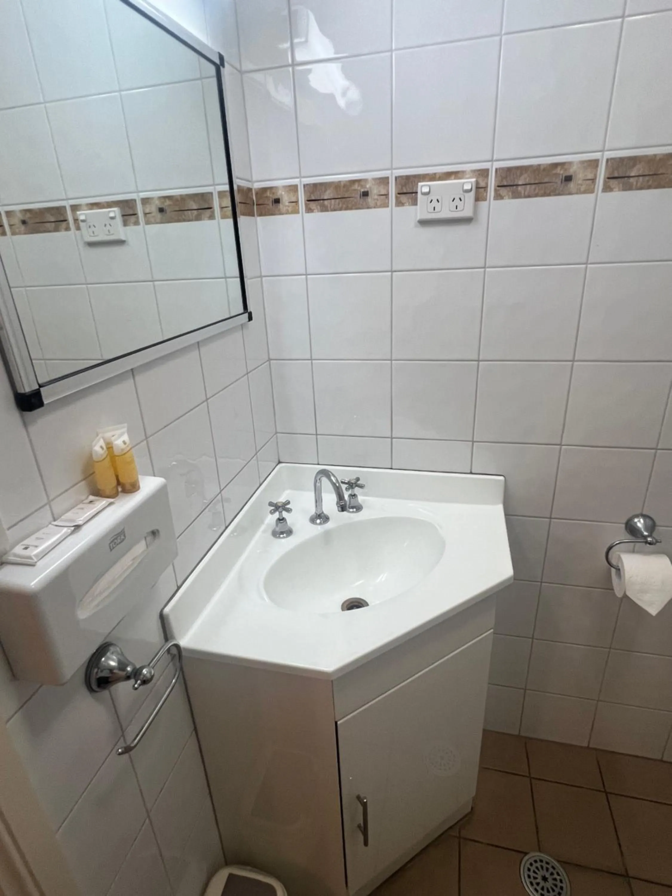 Bathroom in OVERLANDER MOTOR LODGE