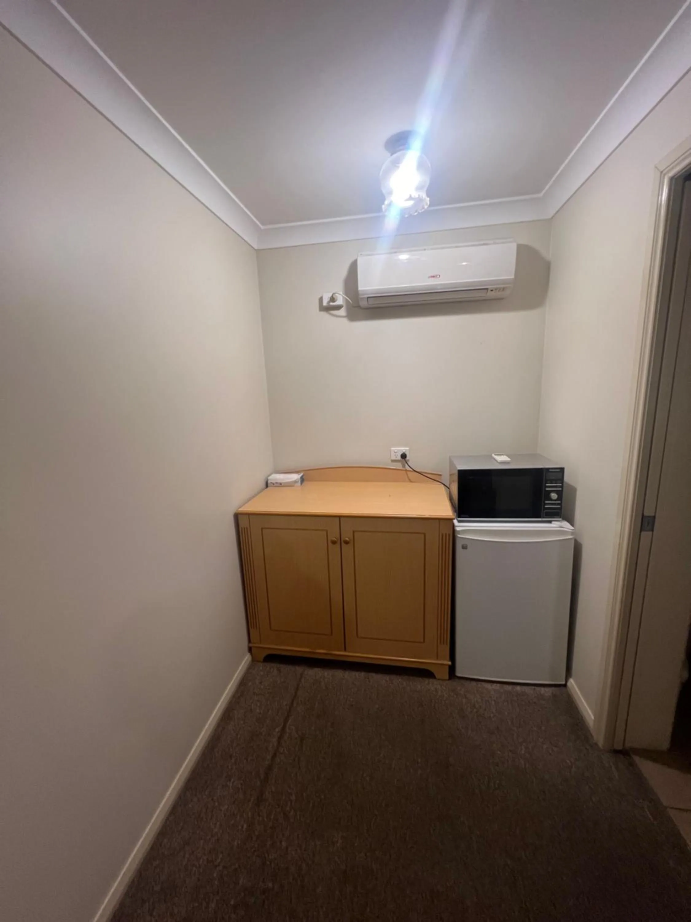 Kitchen or kitchenette in OVERLANDER MOTOR LODGE