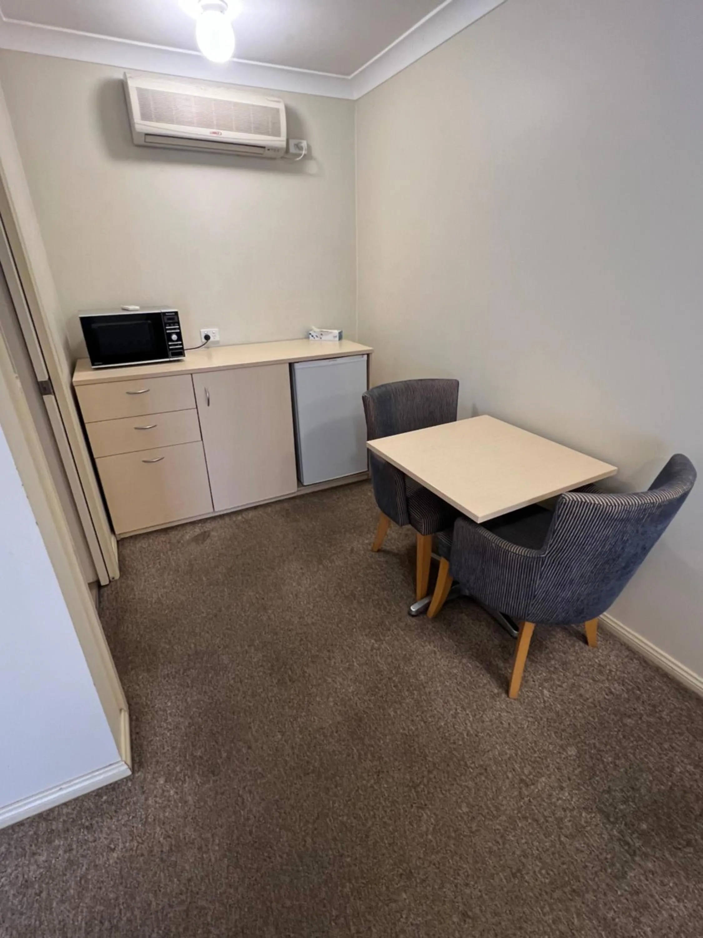 OVERLANDER MOTOR LODGE