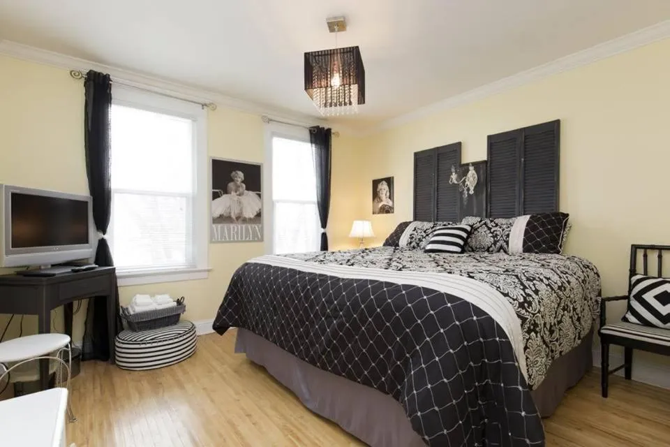 Bed in Charles Street Vacation Home