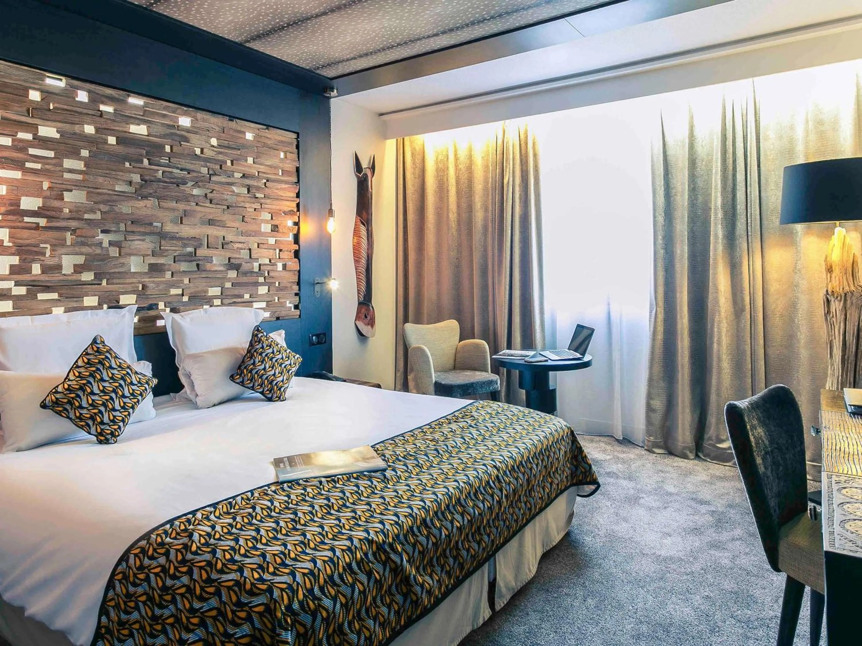 Property building, Bed in Mercure Bordeaux Aéroport