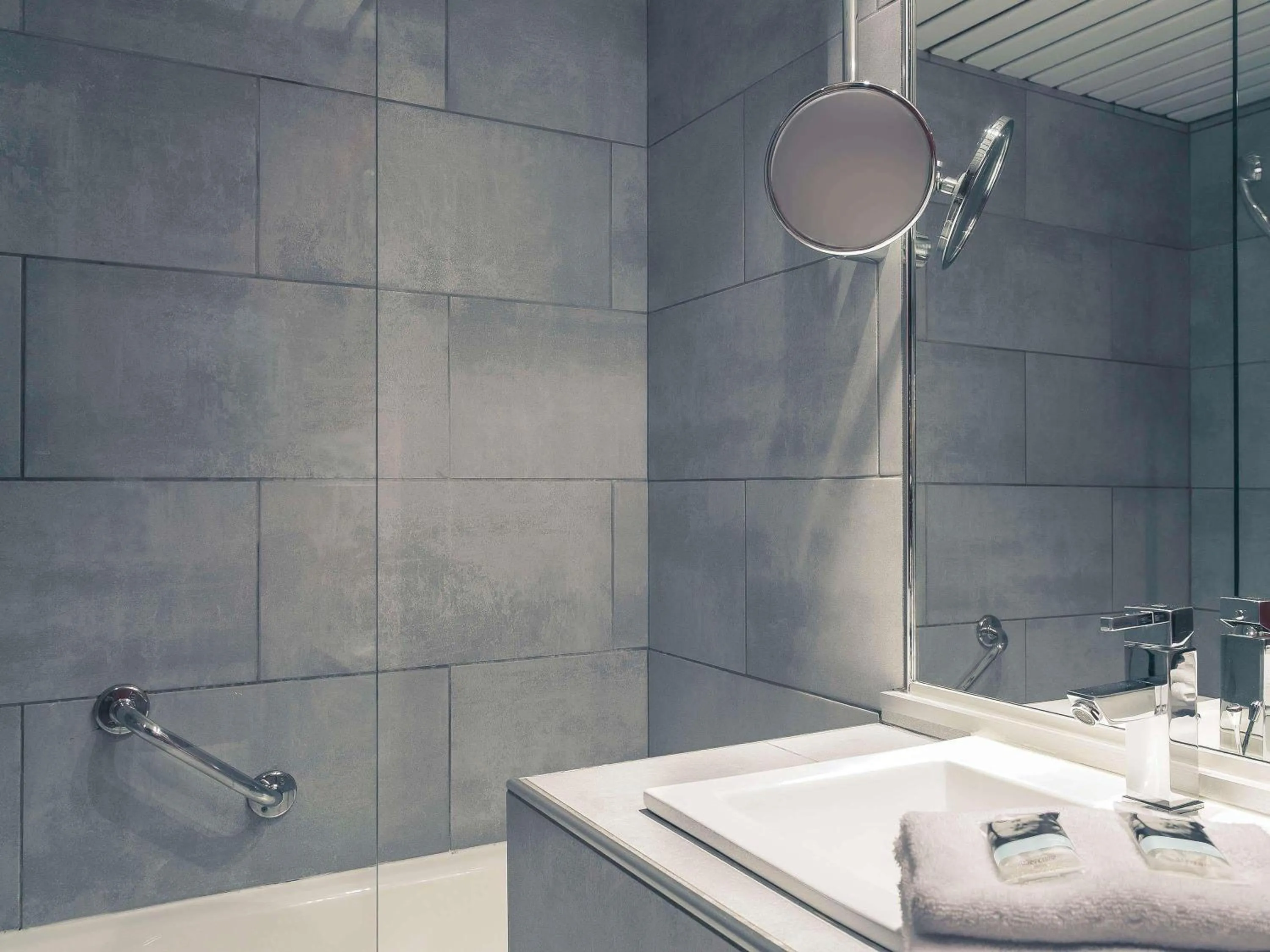 Bedroom in Mercure Bordeaux Aéroport