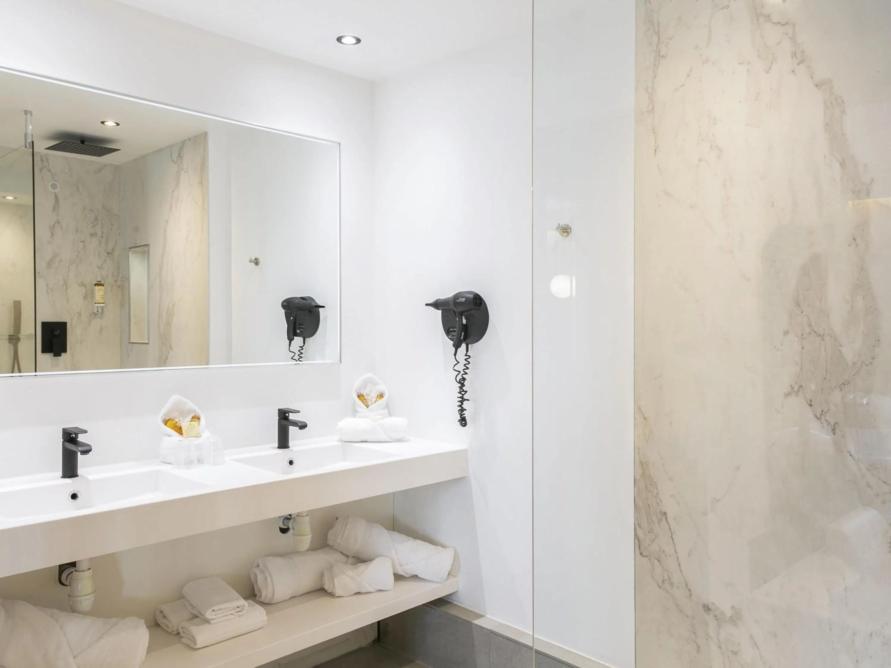 Bedroom in Mercure Bordeaux Aéroport