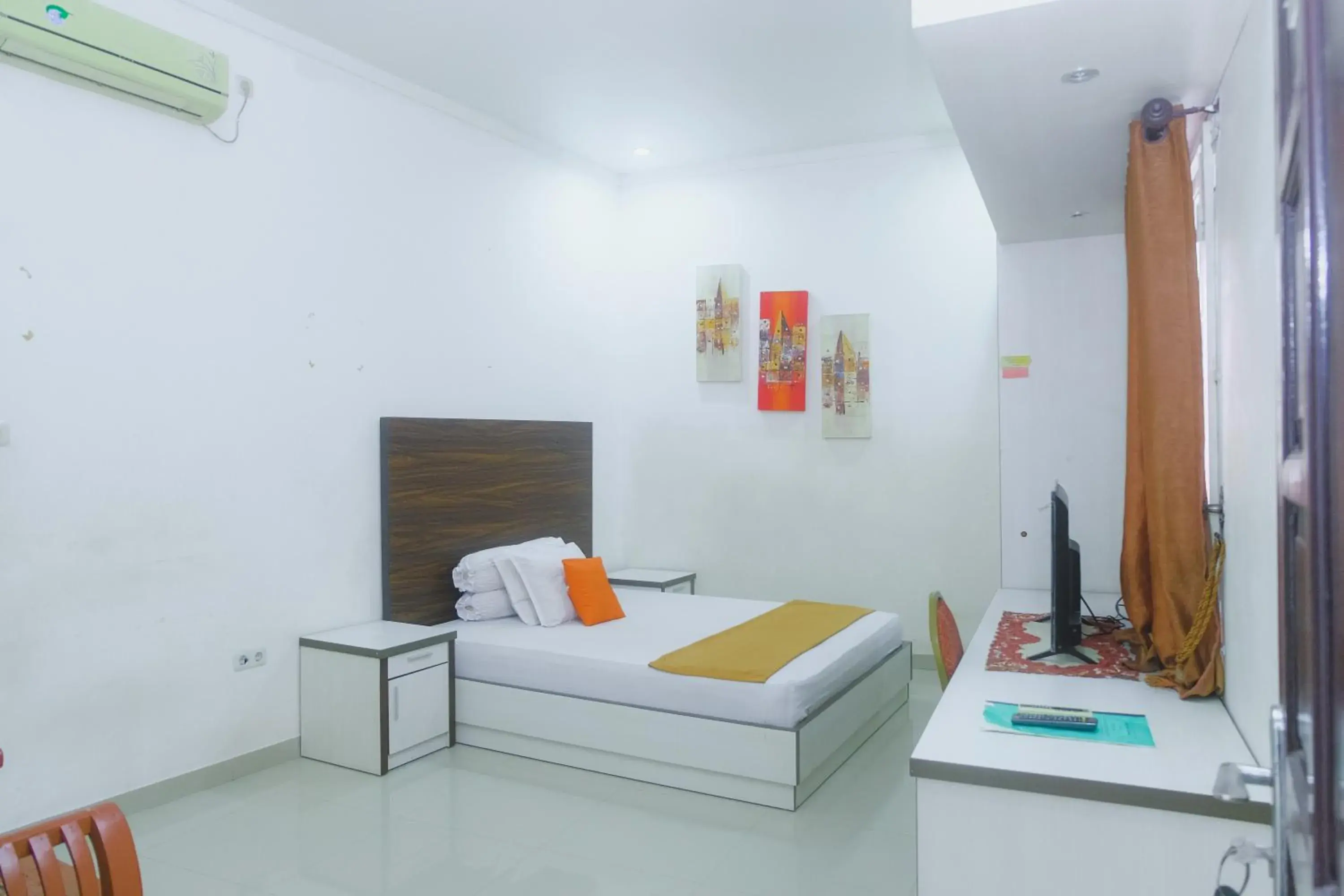 Deluxe Room in Lia Homestay Syariah Pettarani Makassar Mitra RedDoorz Deluxe Room in Lia Homestay Syariah Pettarani Makassar Mitra RedDoorz