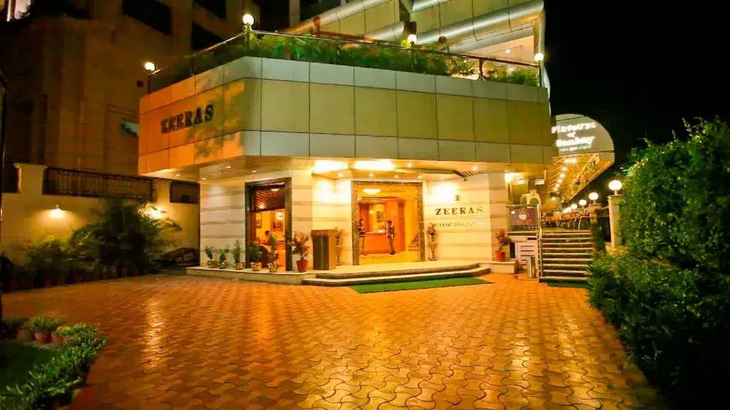 Facade/entrance in Hotel Zeeras Facade/entrance in Hotel Zeeras