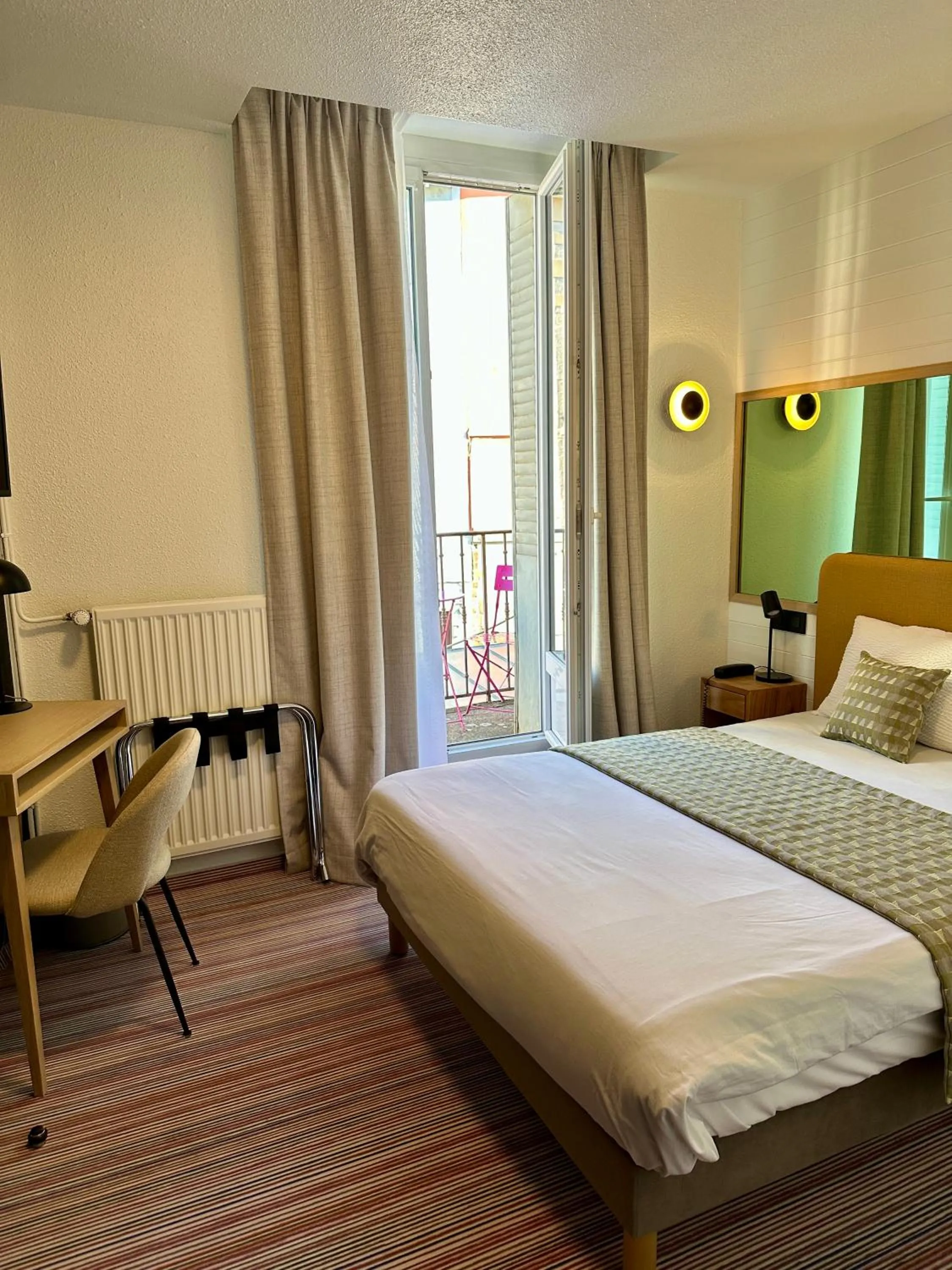 Photo of the whole room, Bed in Dyke Hotel