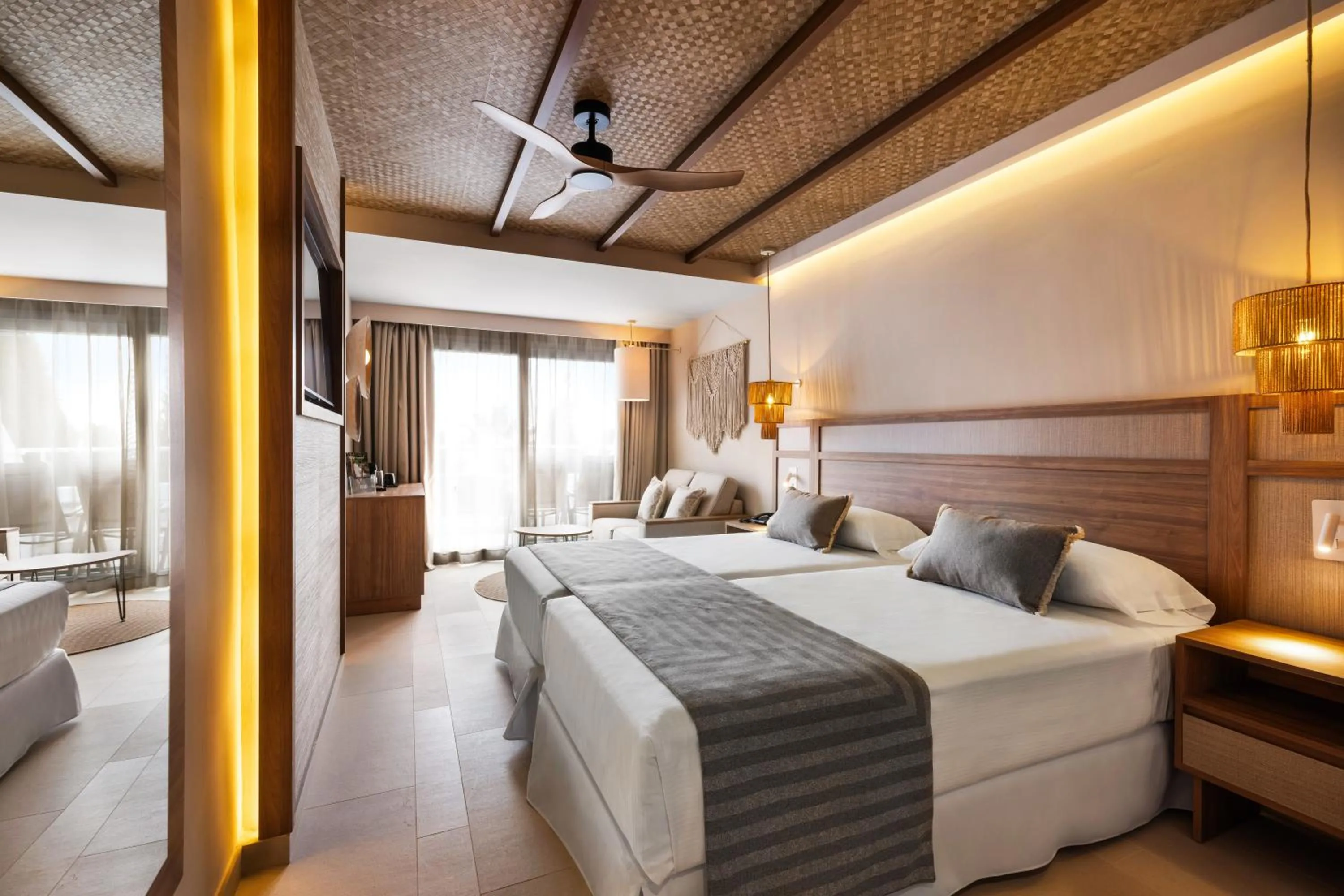 Photo of the whole room, Bed in Hotel Riu Palace La Mola