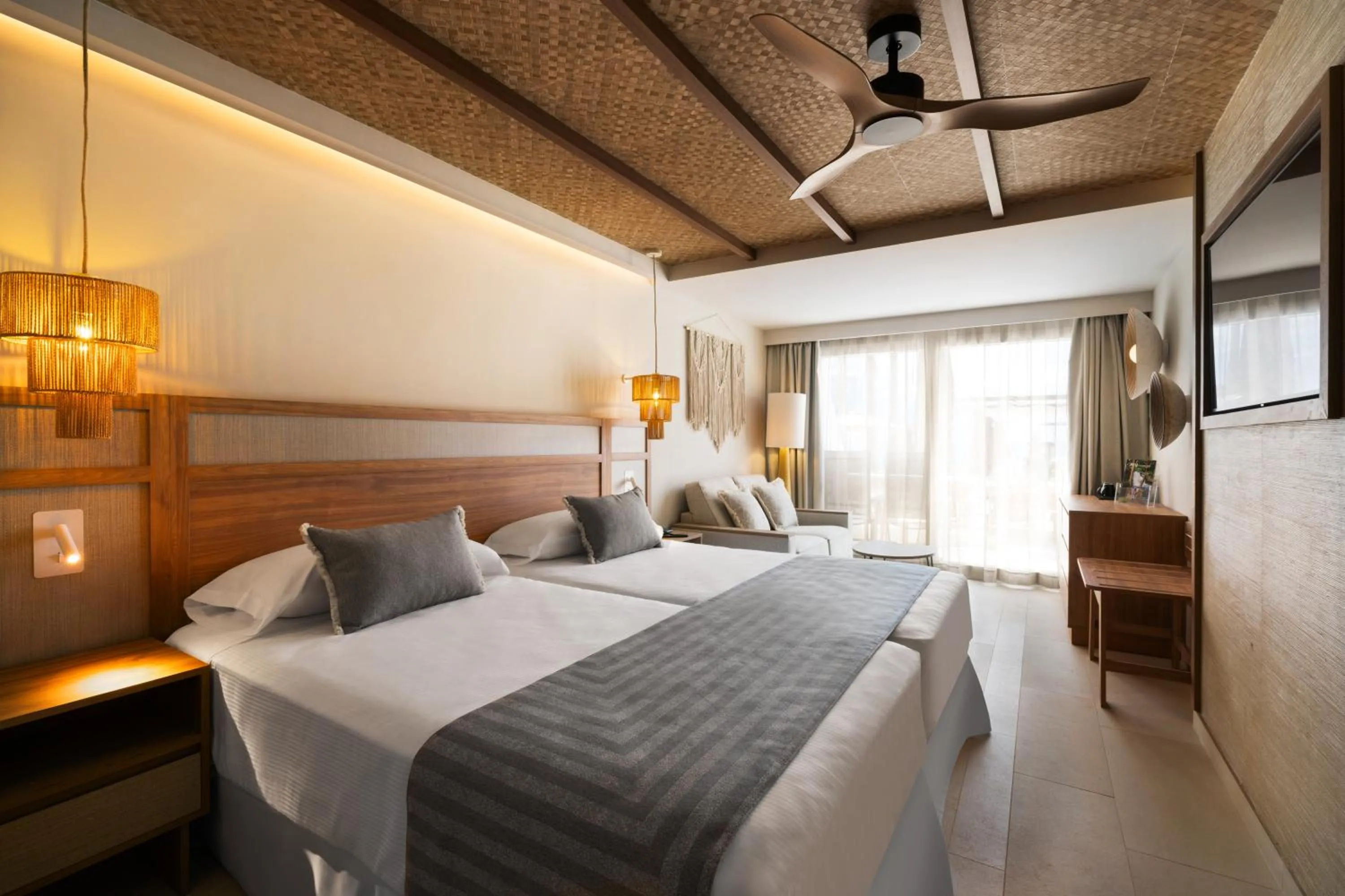 Photo of the whole room, Bed in Hotel Riu Palace La Mola