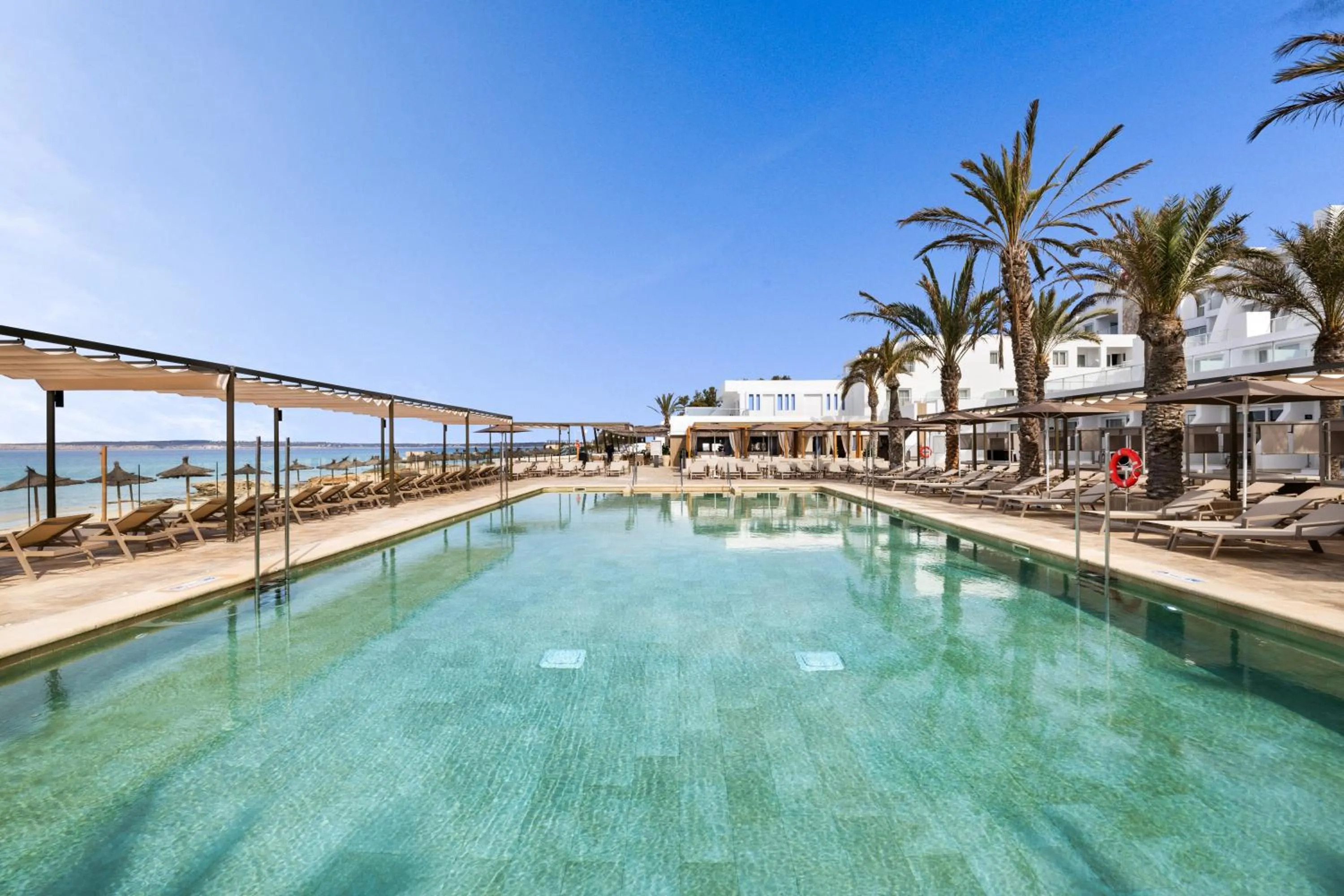 Swimming pool in Hotel Riu Palace La Mola
