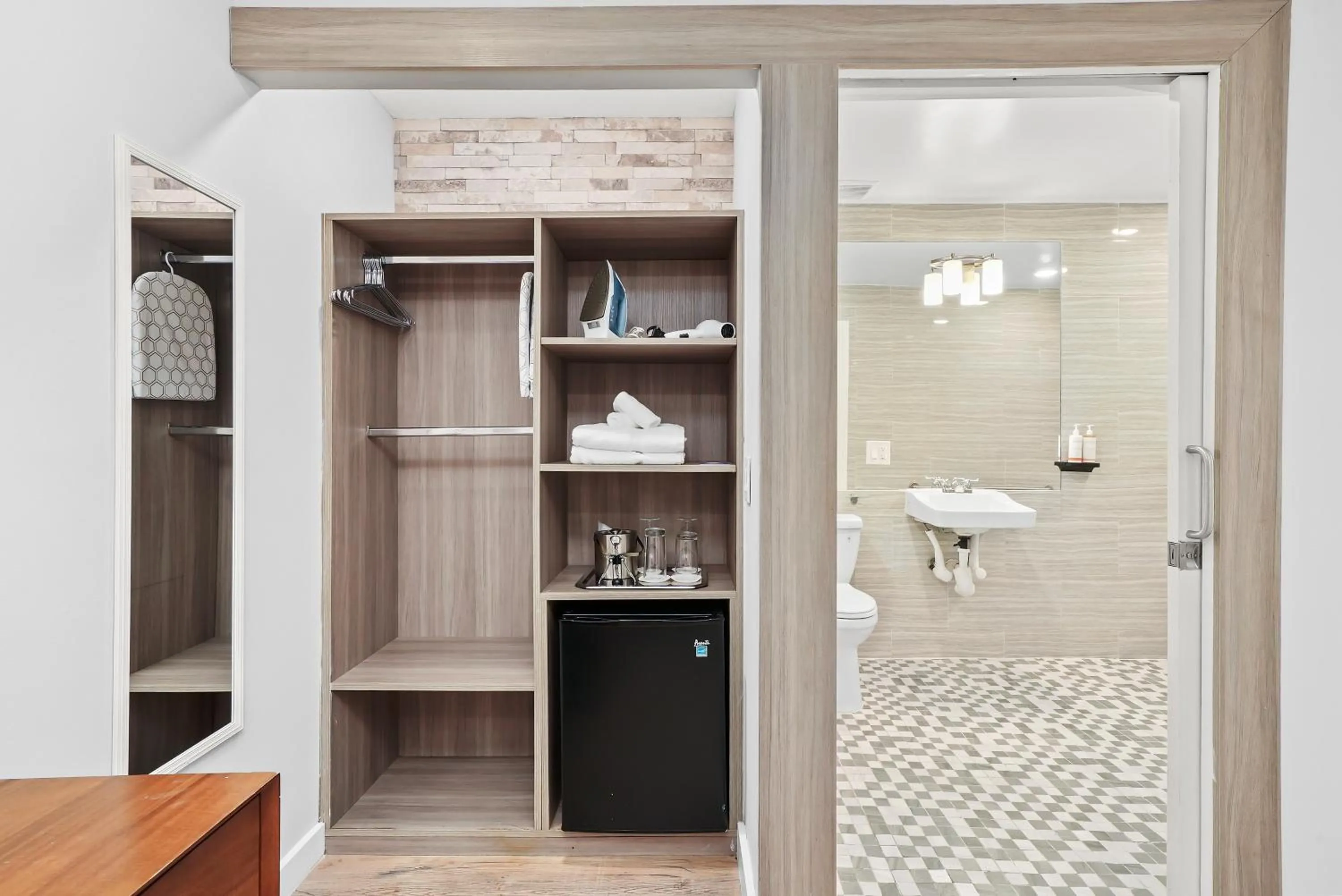 wardrobe in Shelley Hotel