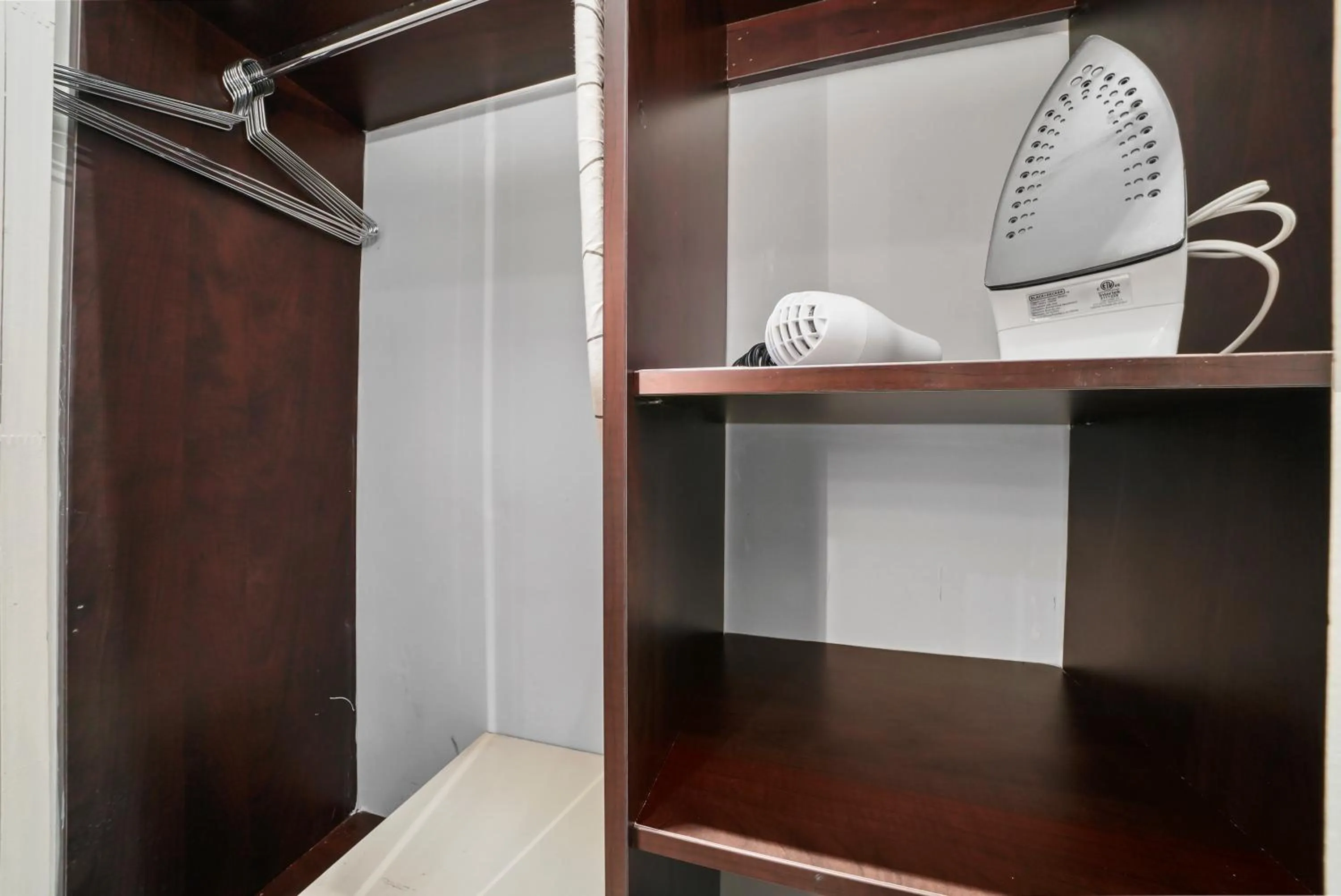 wardrobe in Shelley Hotel