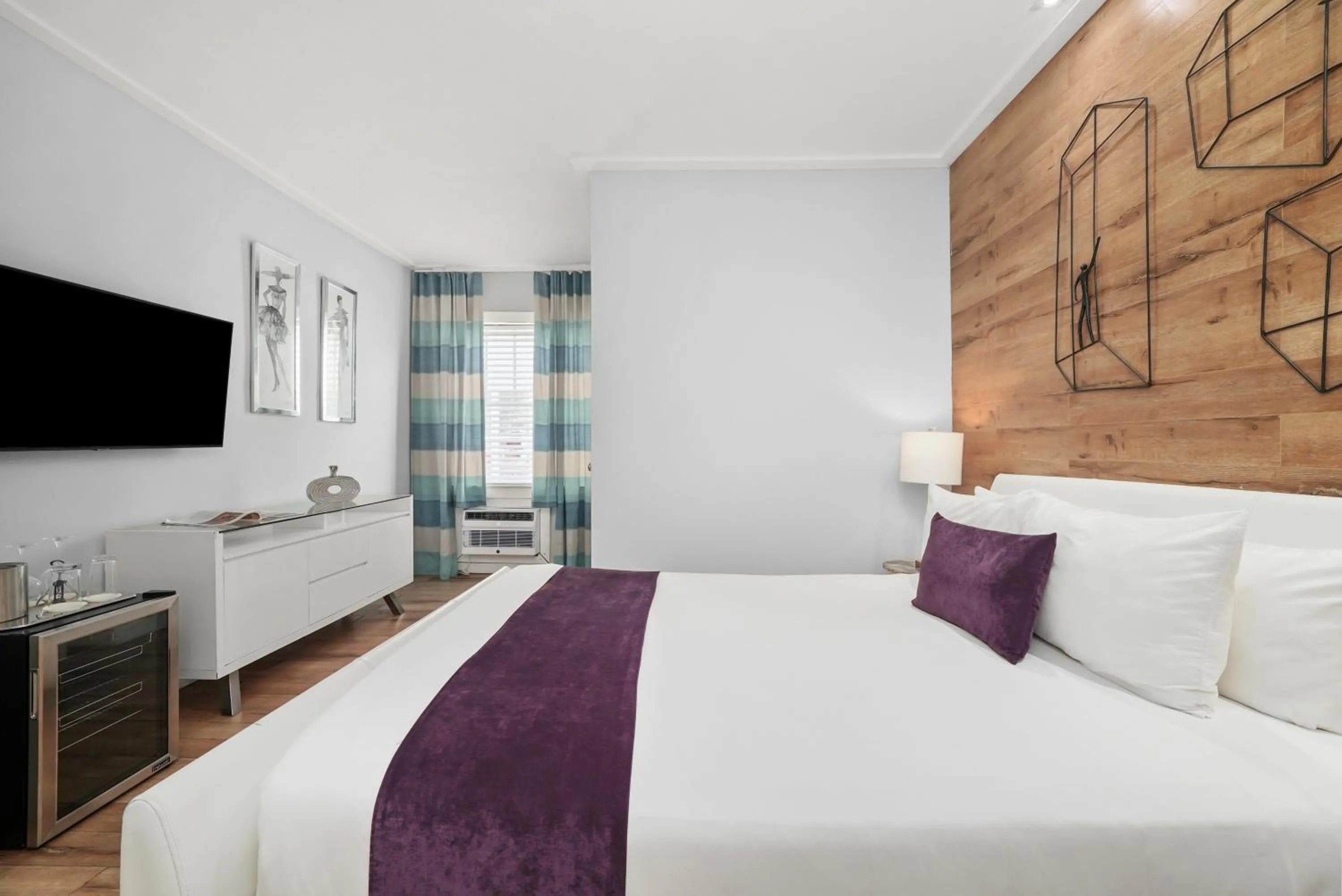 TV and multimedia, Bed in Shelley Hotel