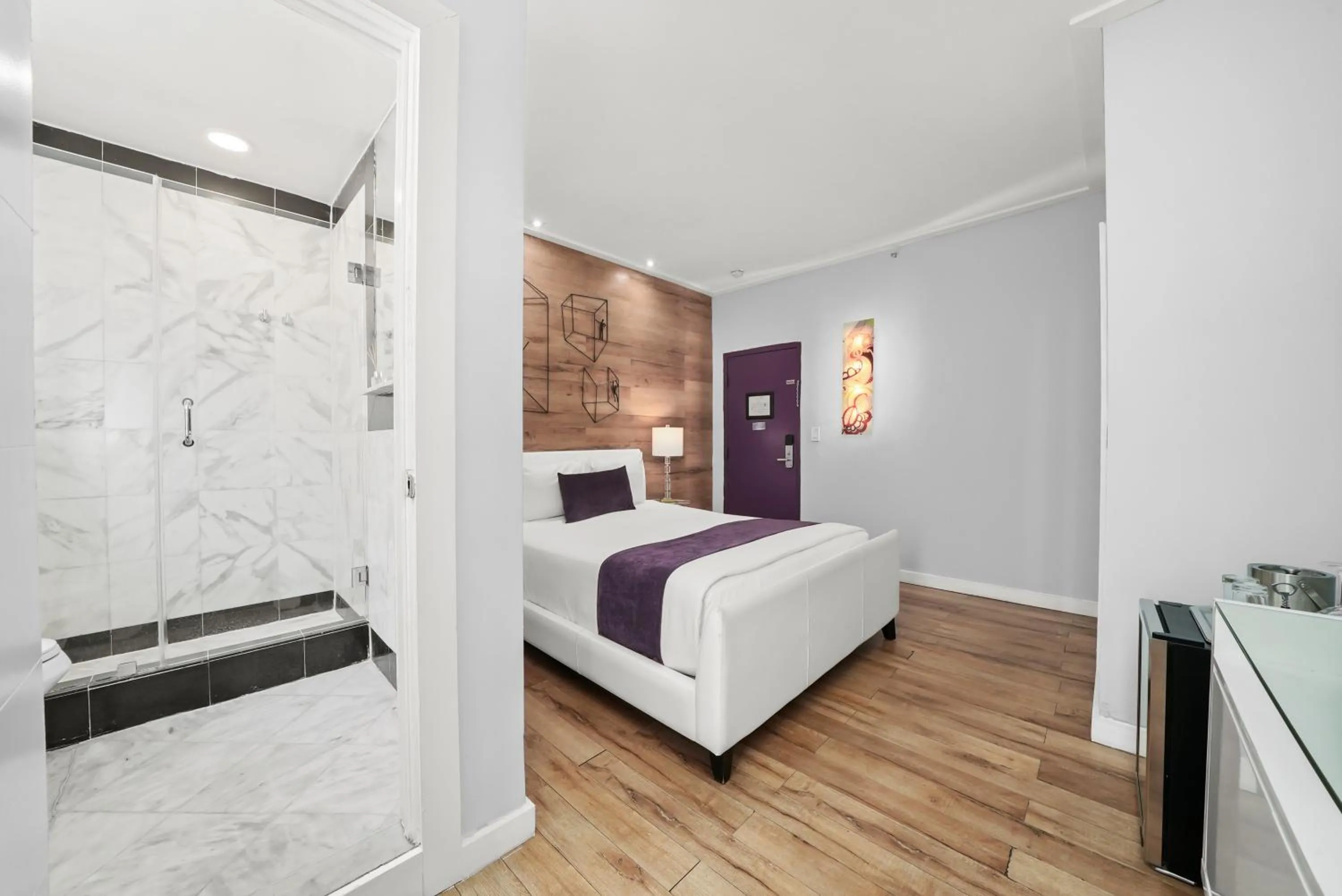 Photo of the whole room, Bed in Shelley Hotel