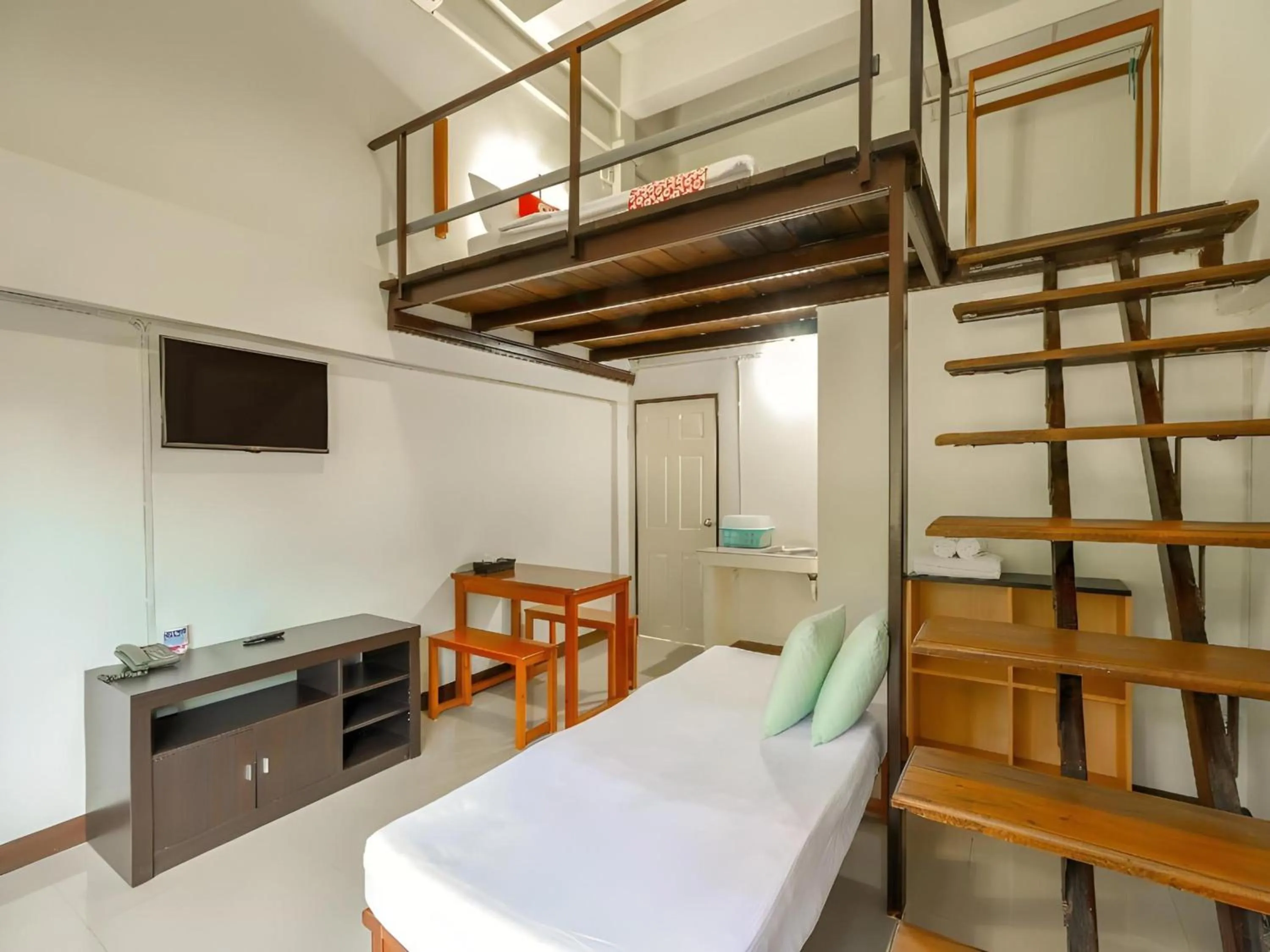 Photo of the whole room, Bed in Dnk Baan Suan