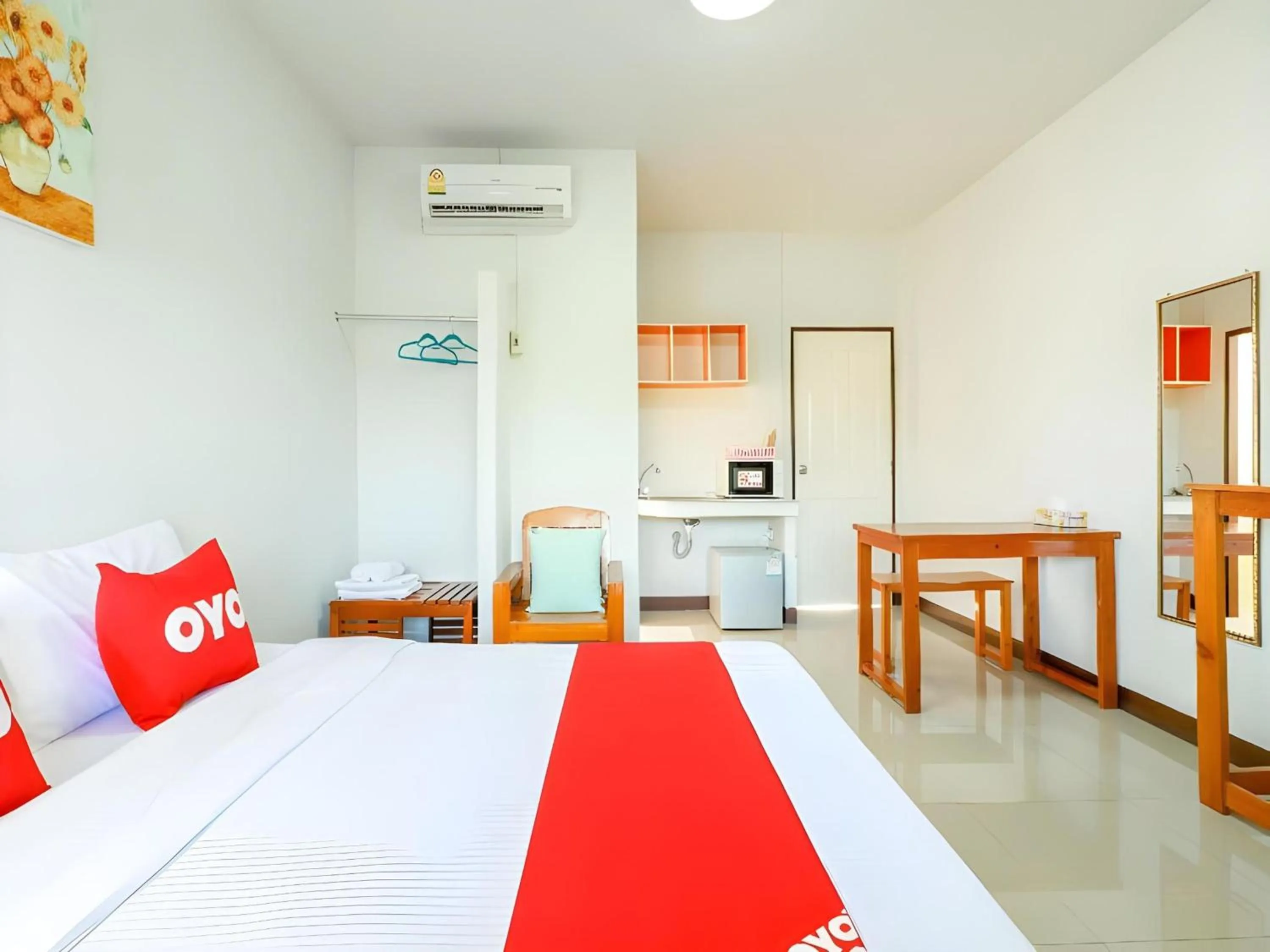 Photo of the whole room, Bed in Dnk Baan Suan