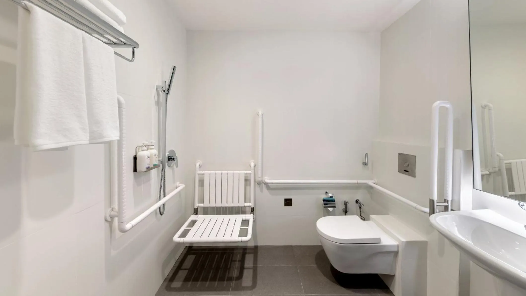 Photo of the whole room in Holiday Inn Express Singapore Orchard Road by IHG