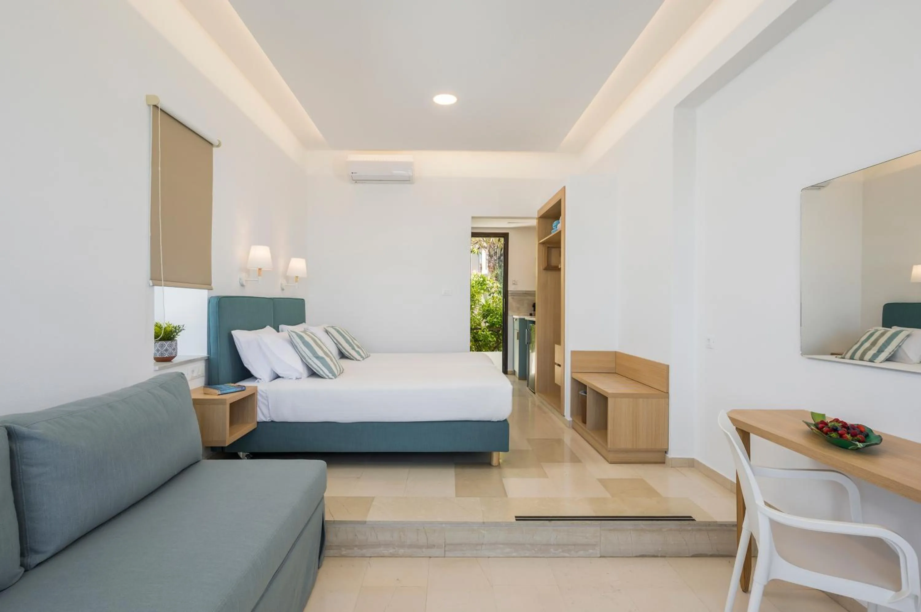 Photo of the whole room, Bed in Hermes Sea View