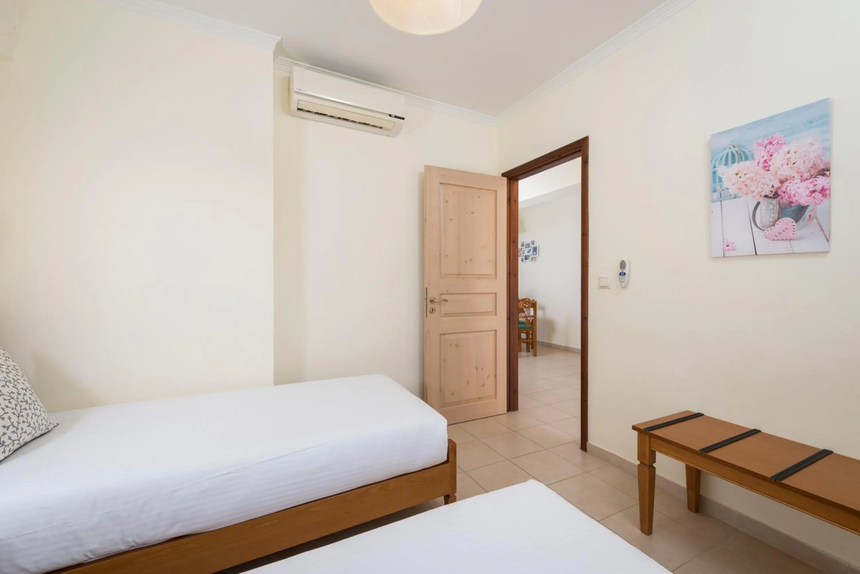 Photo of the whole room, Bed in Hermes Sea View