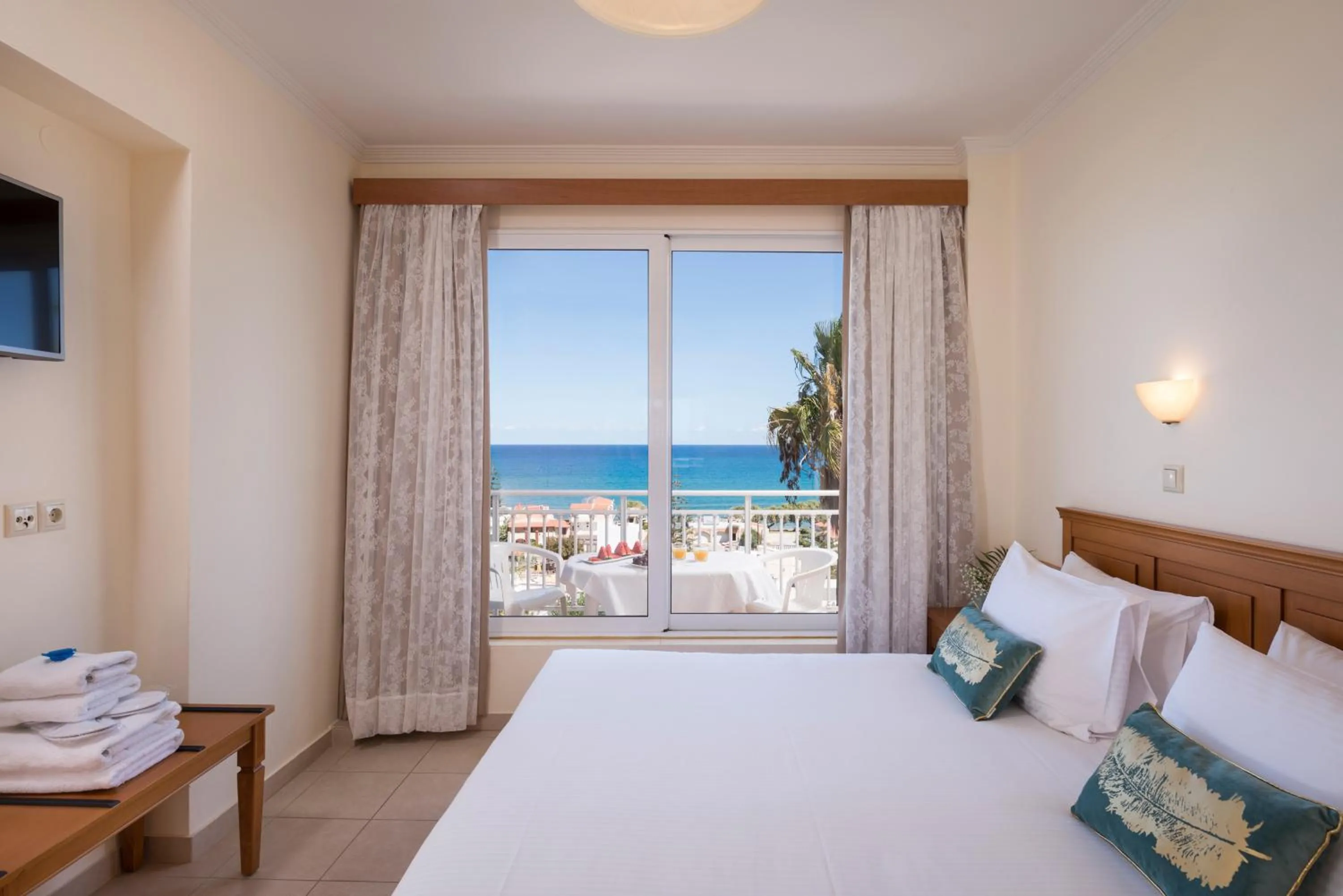 Photo of the whole room, Bed in Hermes Sea View