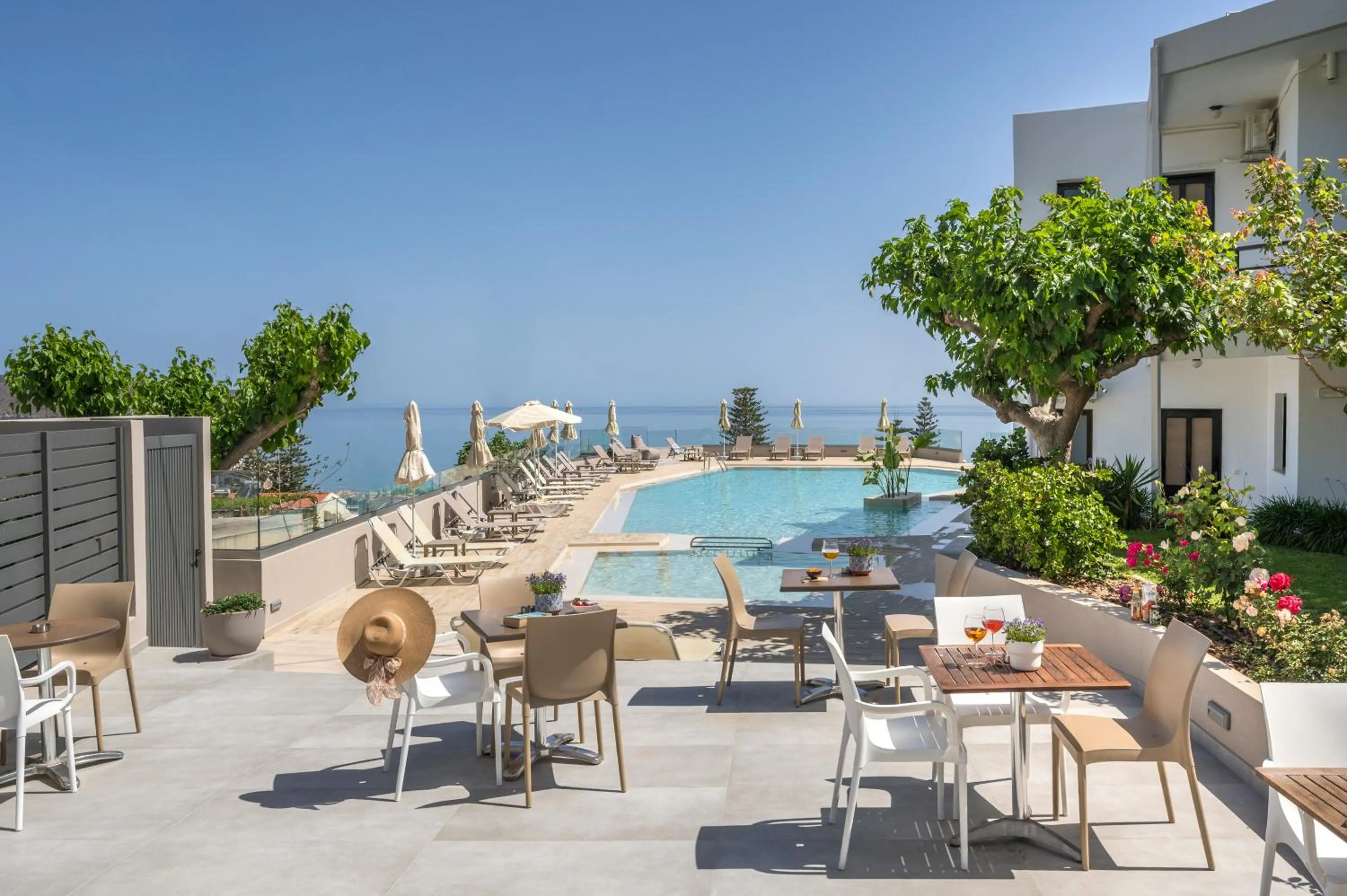 Swimming pool in Hermes Sea View