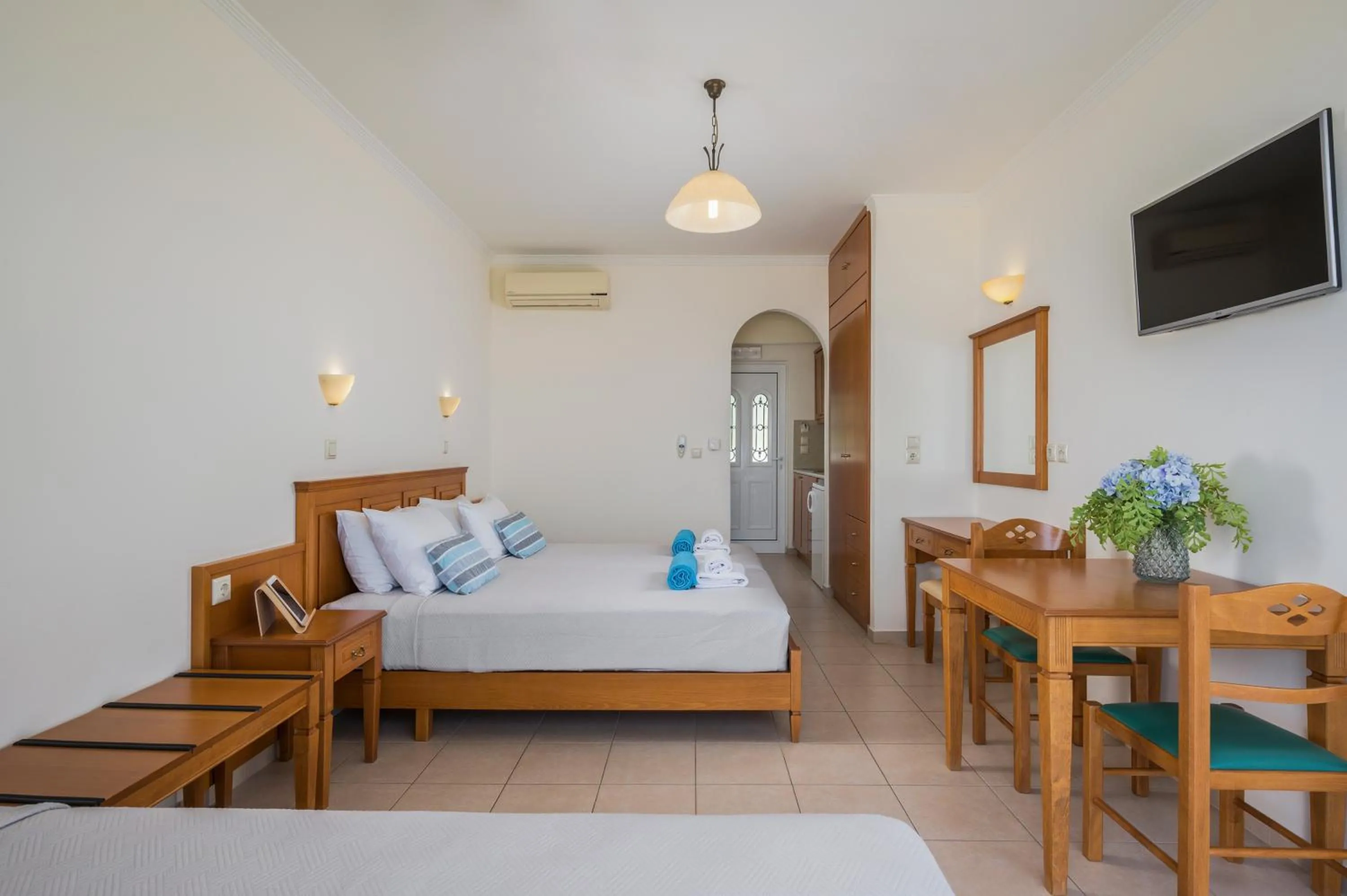 Photo of the whole room, Bed in Hermes Sea View