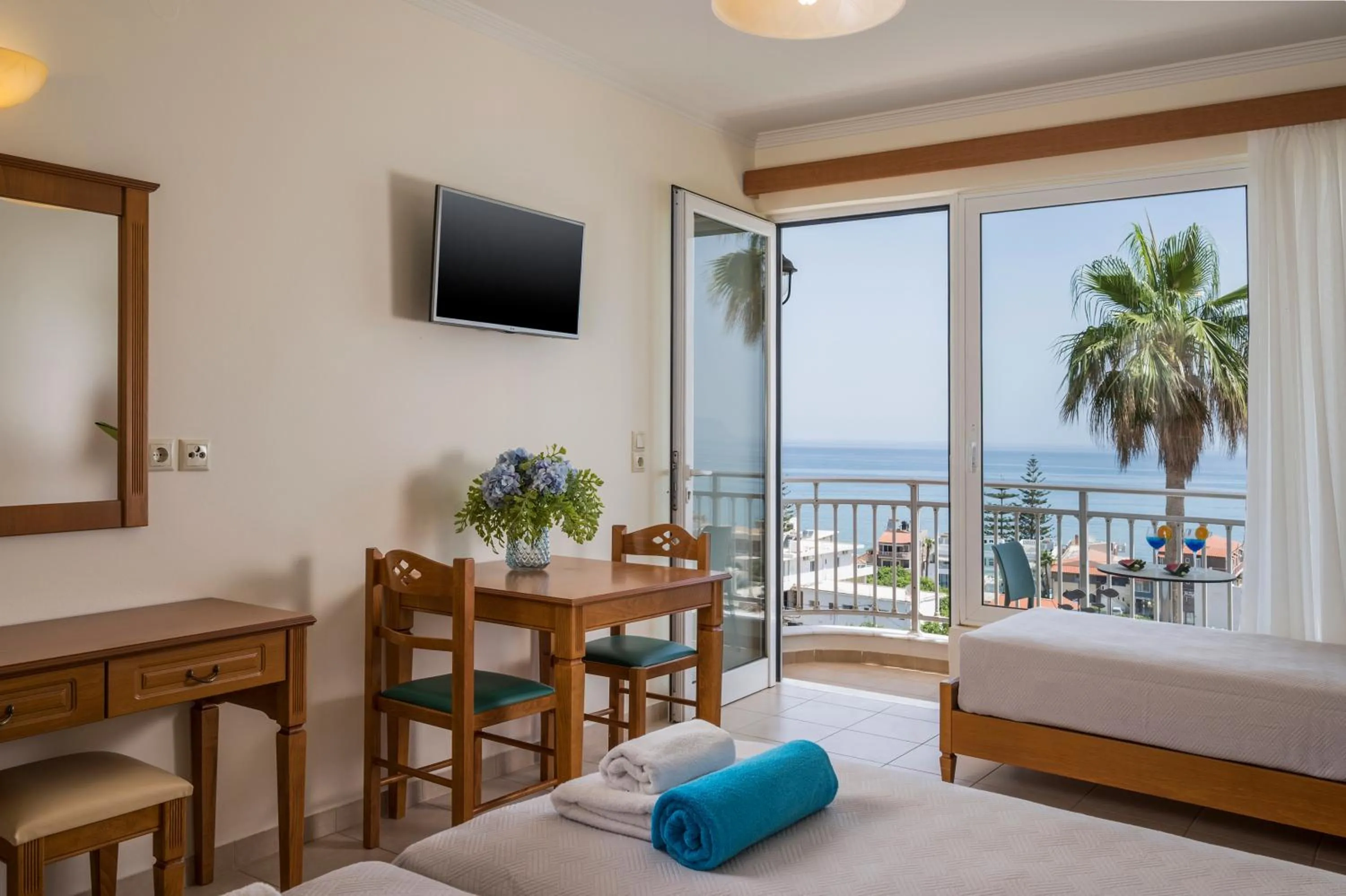 Seating area, Bed in Hermes Sea View
