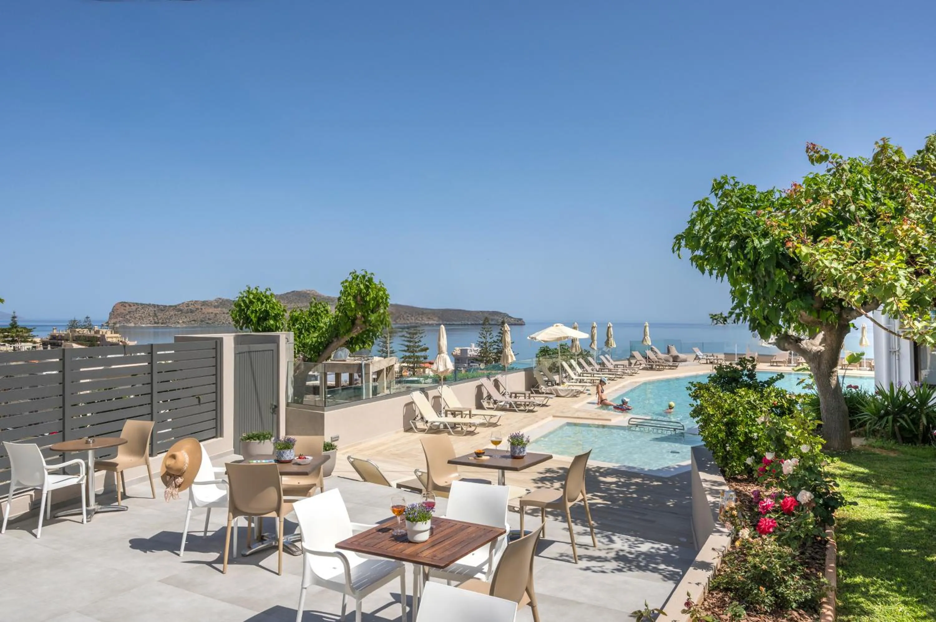 Swimming pool in Hermes Sea View