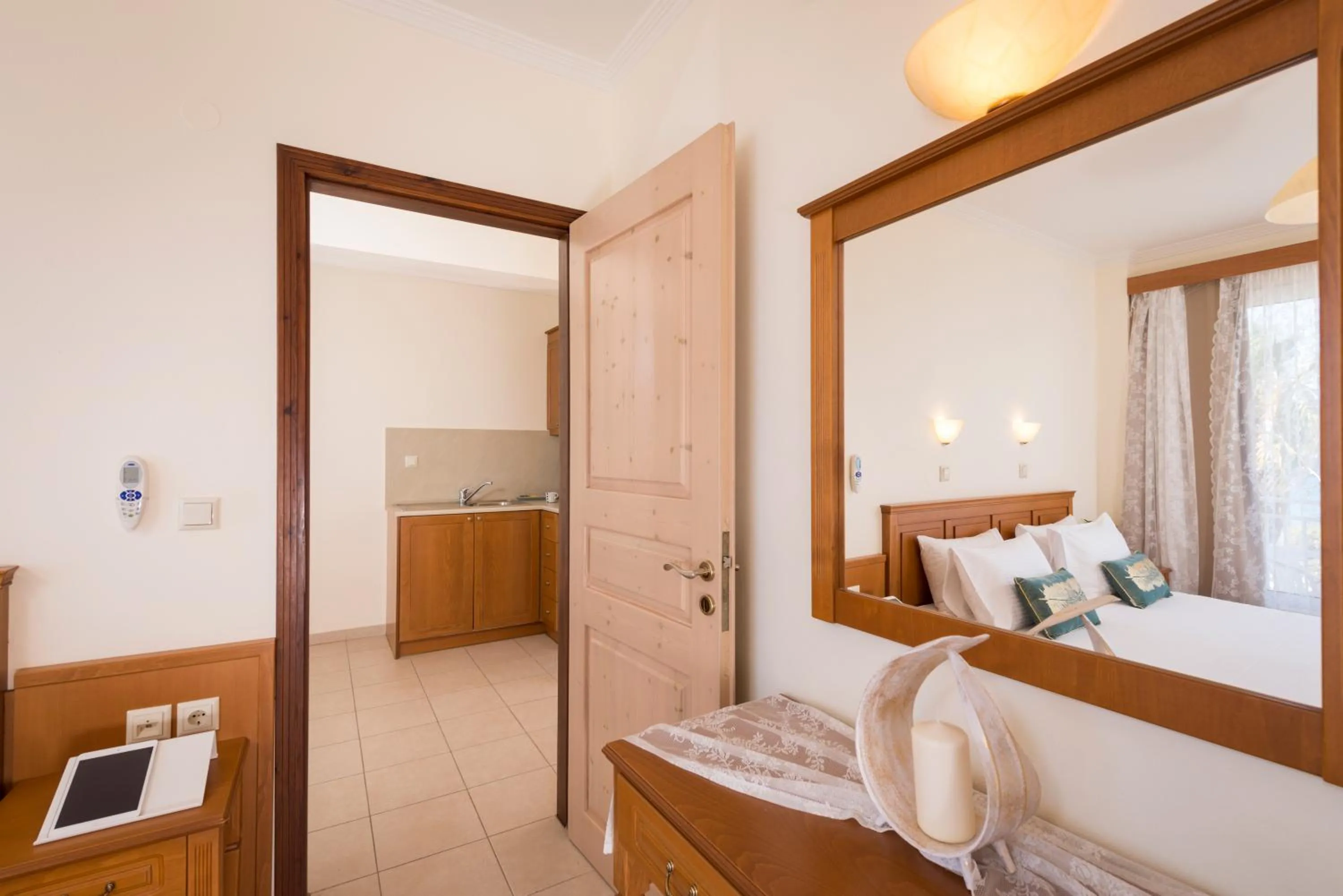 Photo of the whole room, Bed in Hermes Sea View