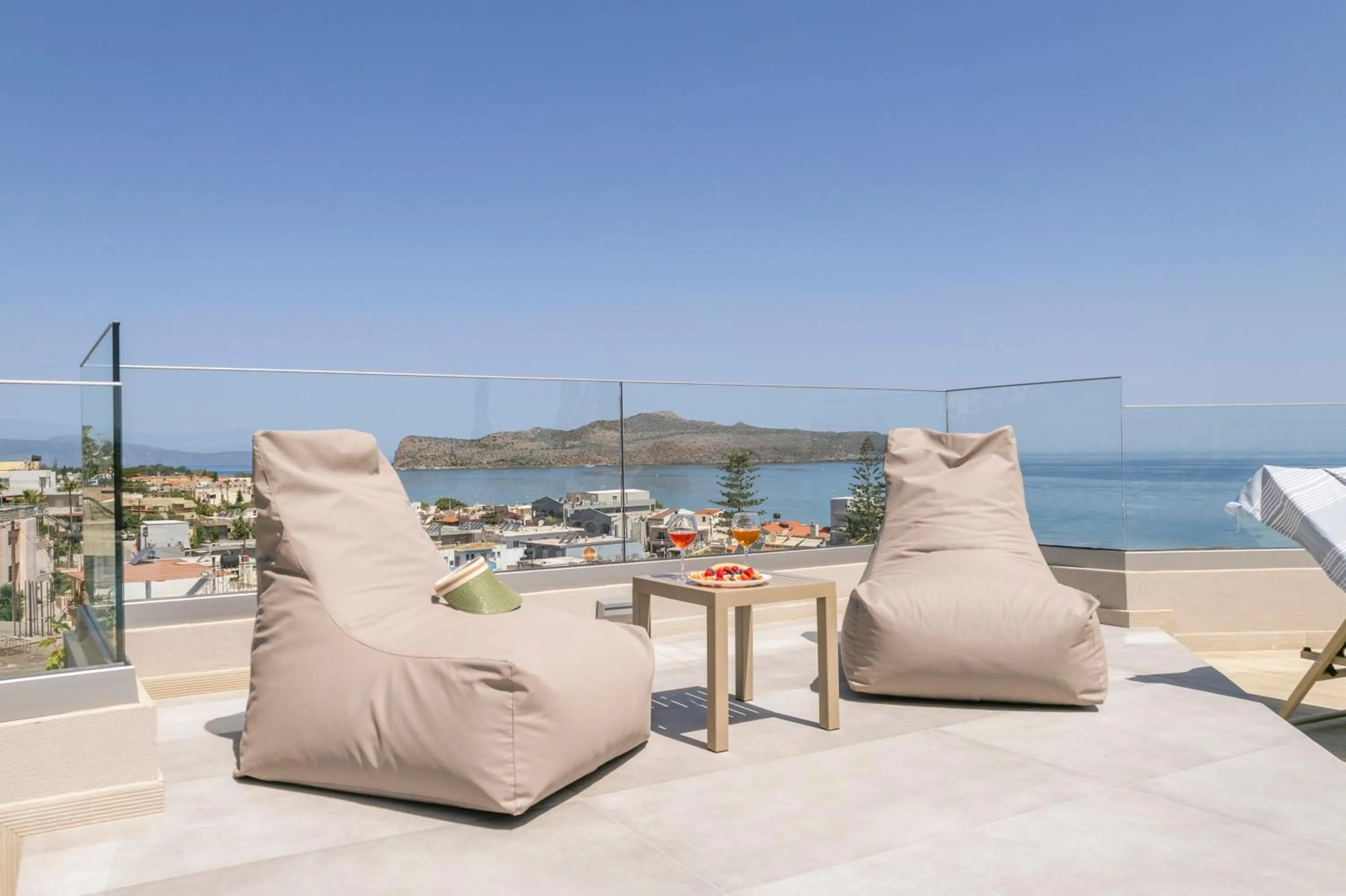 Pool view in Hermes Sea View
