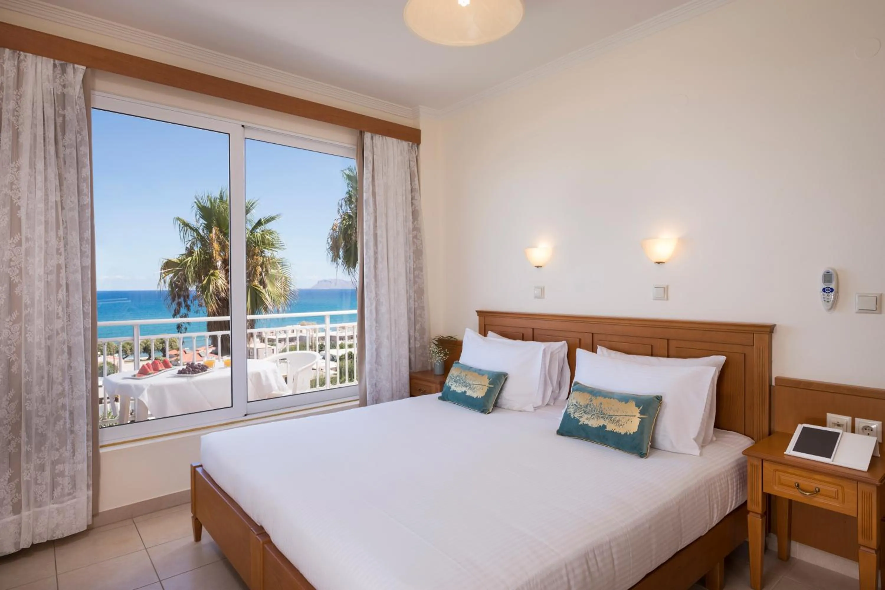 Photo of the whole room, Bed in Hermes Sea View