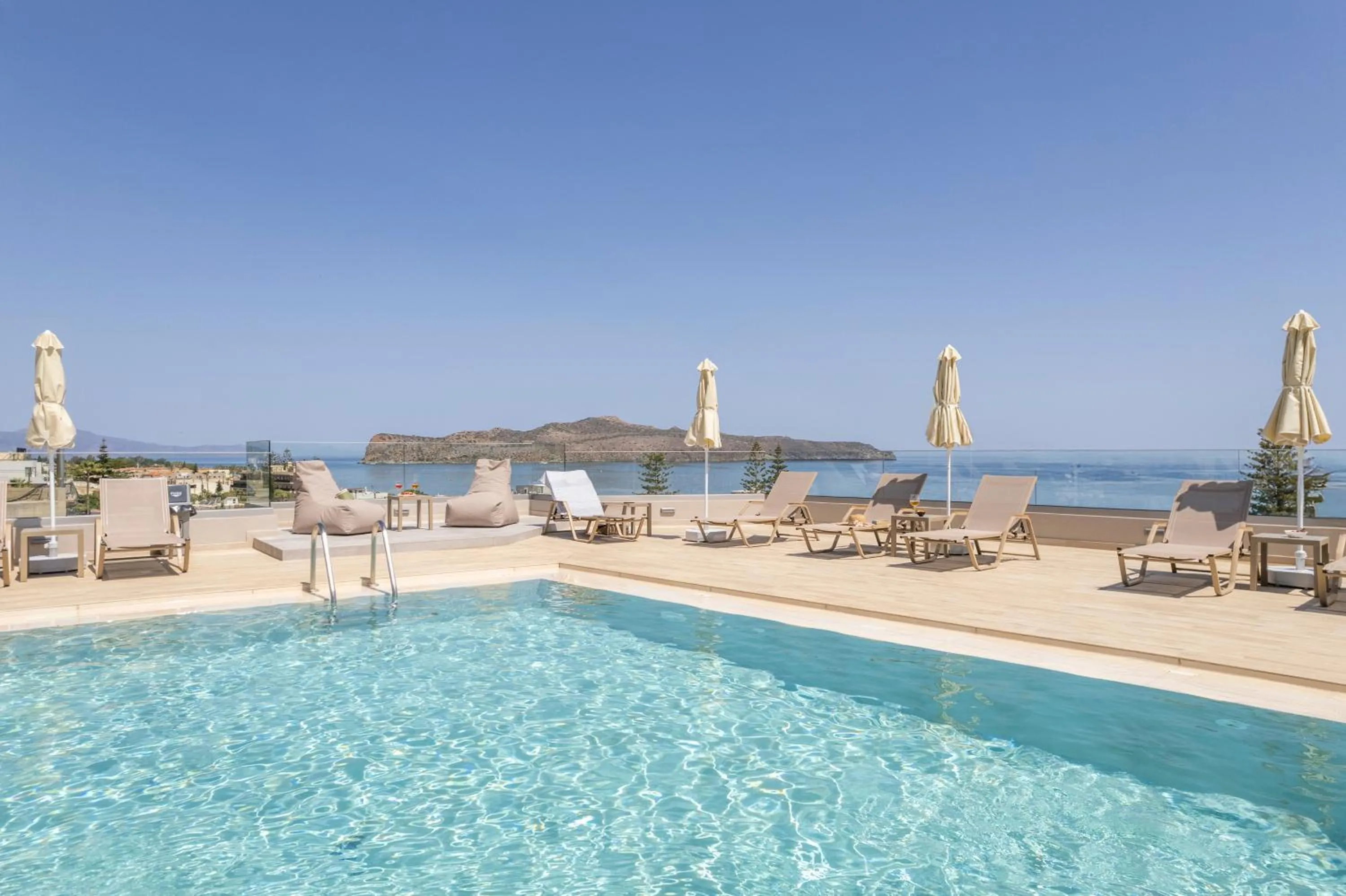 Swimming pool in Hermes Sea View