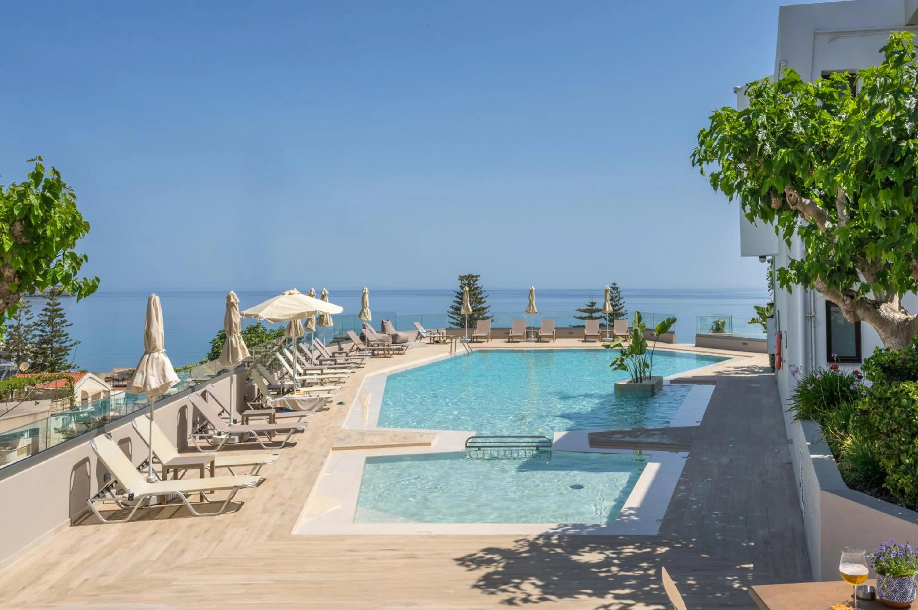 Swimming pool in Hermes Sea View