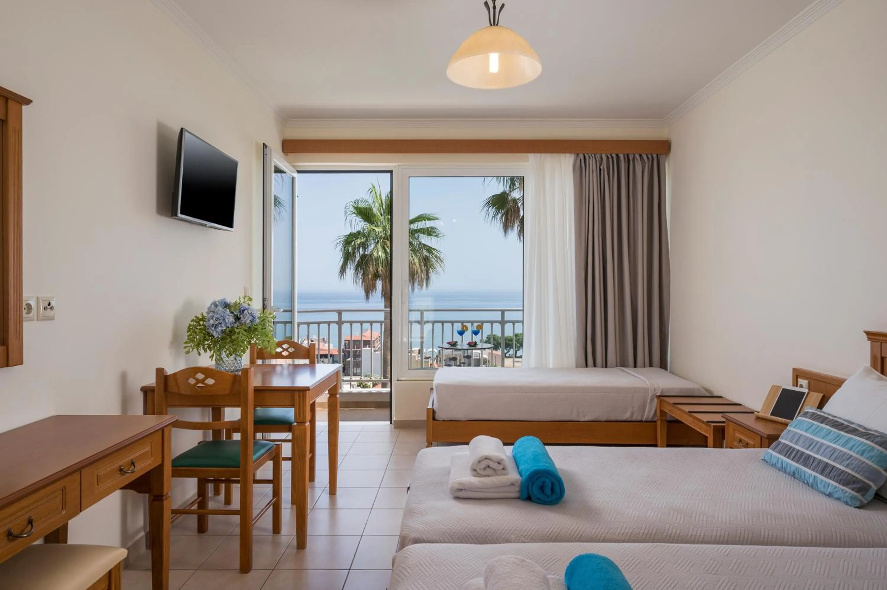 Photo of the whole room, Bed in Hermes Sea View