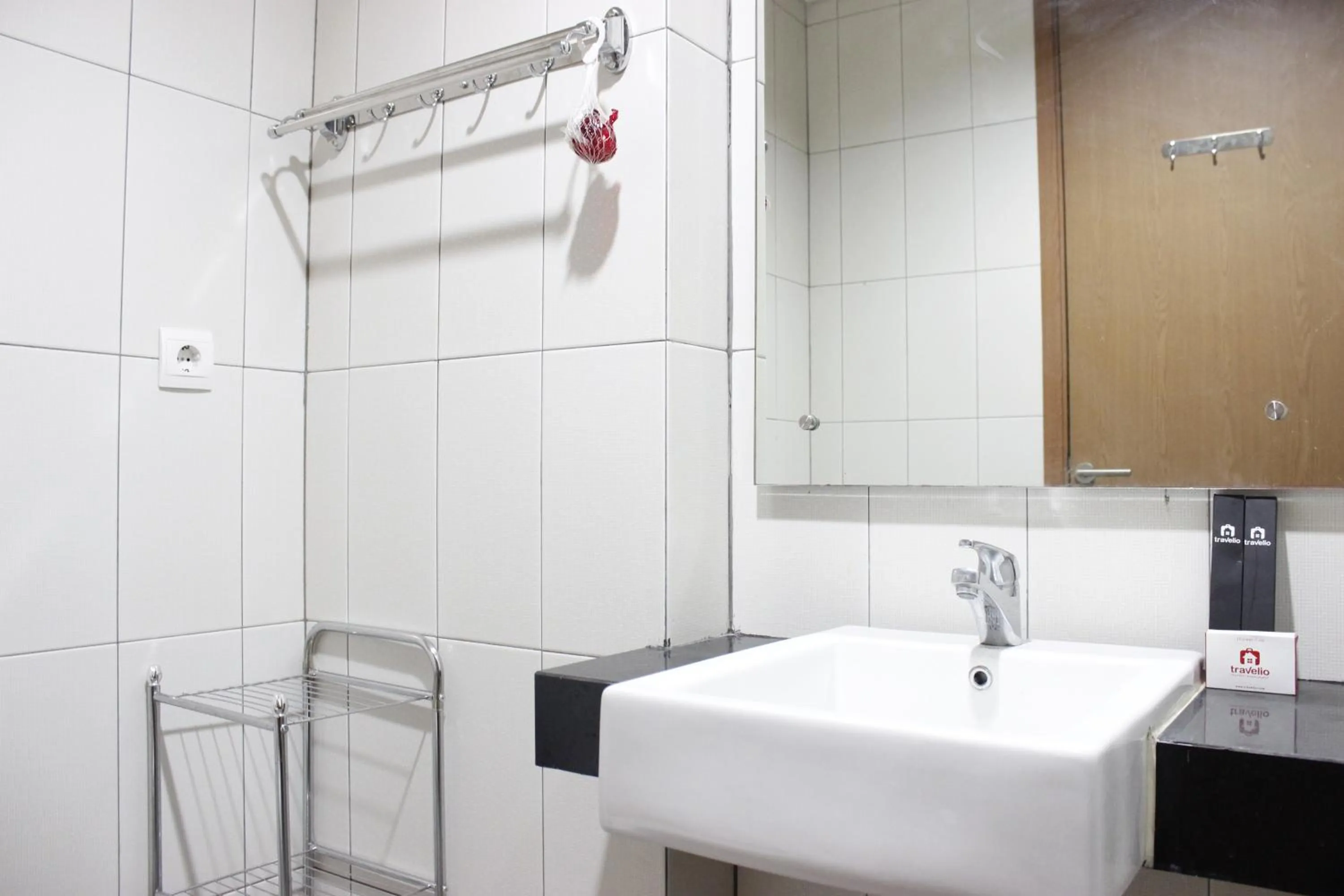 Bathroom in Stylish 1BR near ITB University at Dago Suites Apartment By Travelio