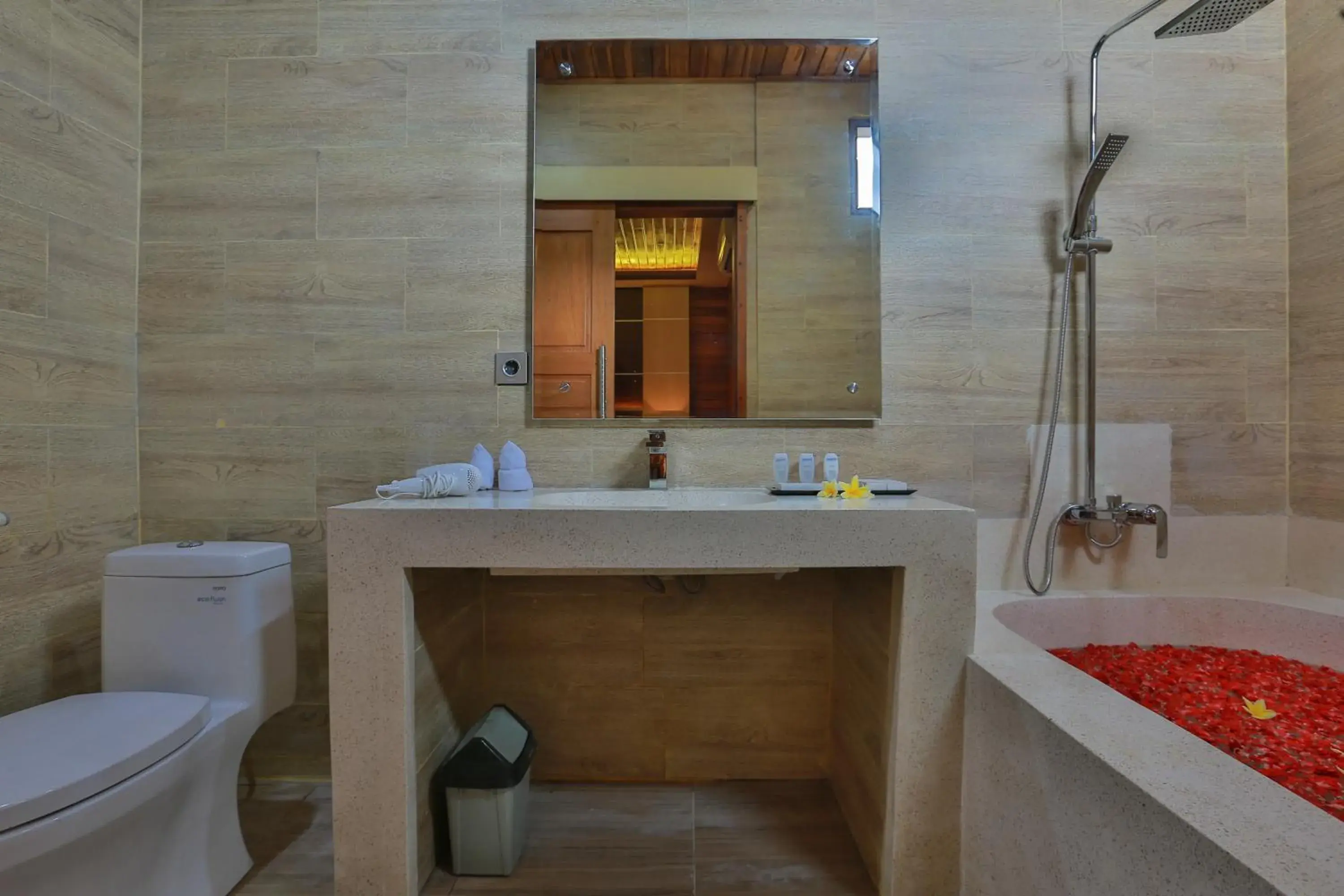 Bathroom in Sunrise Cottage Bathroom in Sunrise Cottage