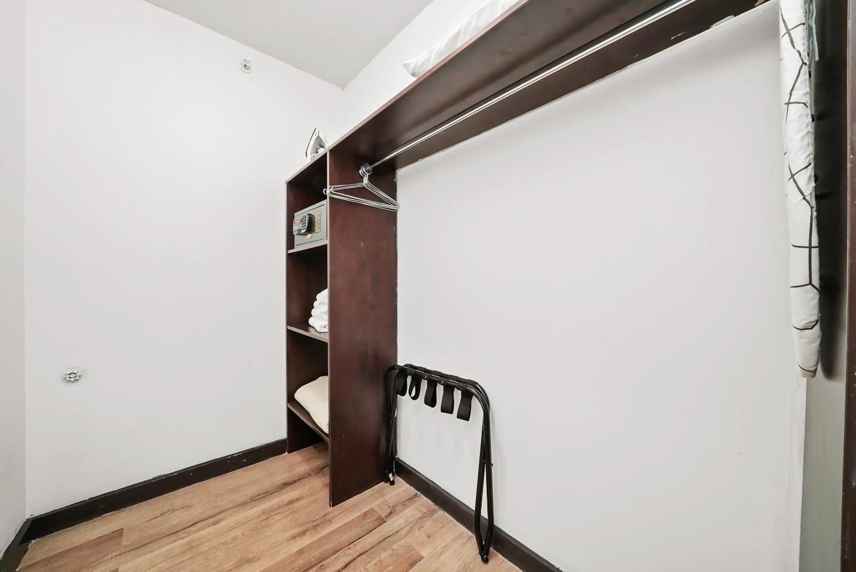 safe, Bed in Metropole Suites South Beach