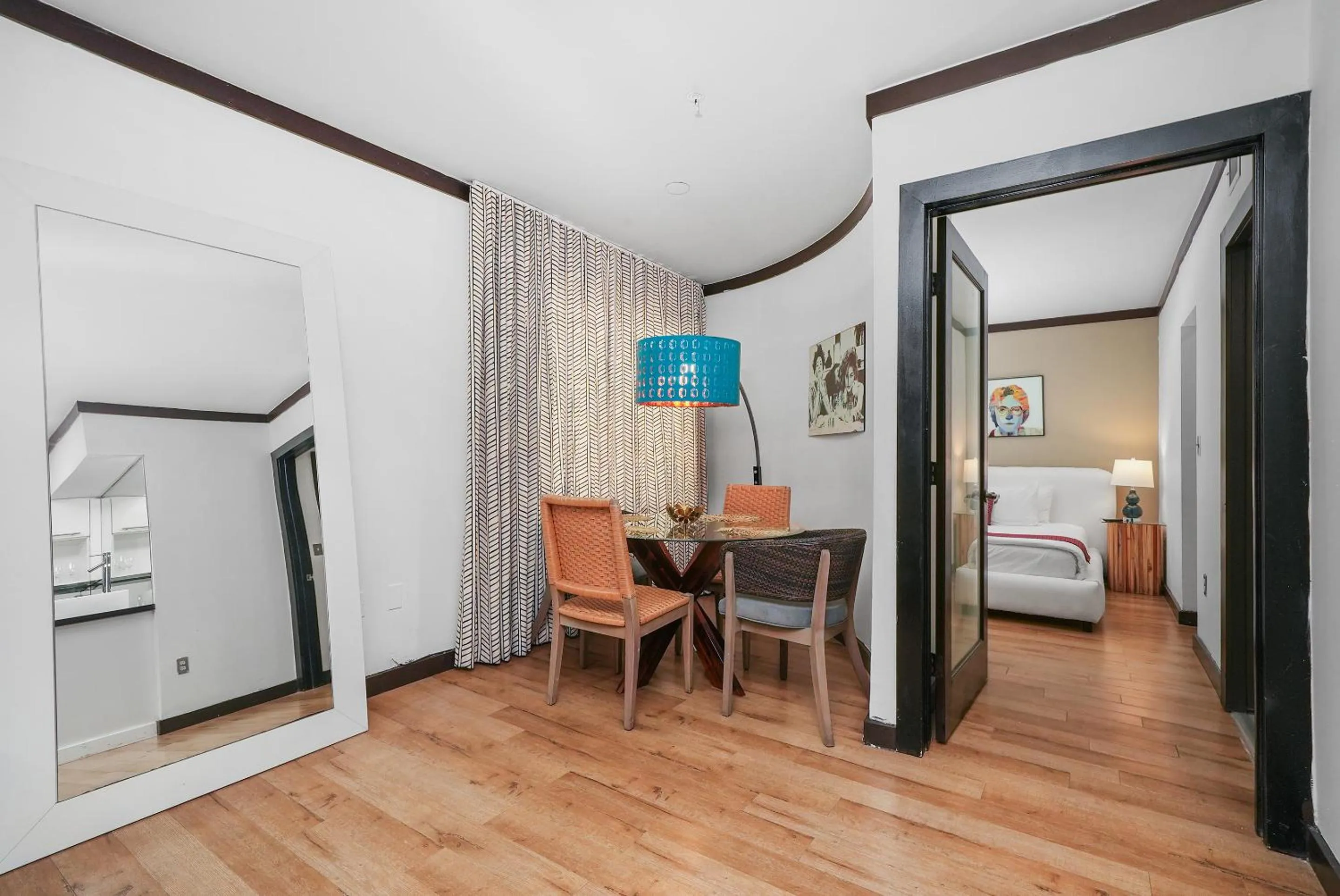 Seating area, Bed in Metropole Suites South Beach