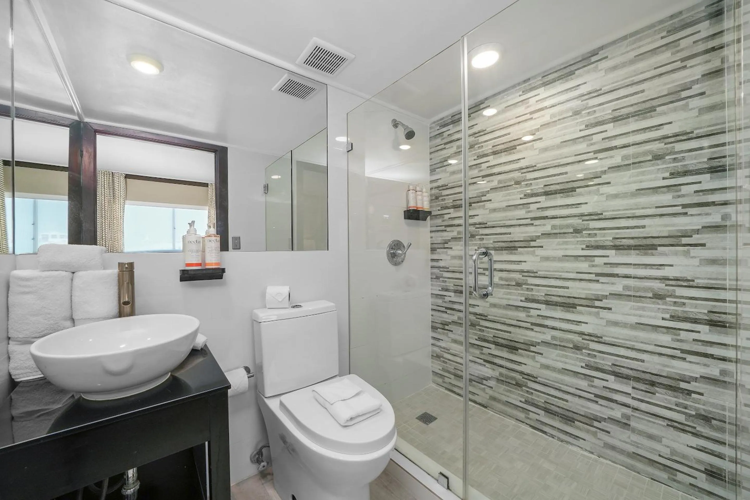 Shower in Metropole Suites South Beach