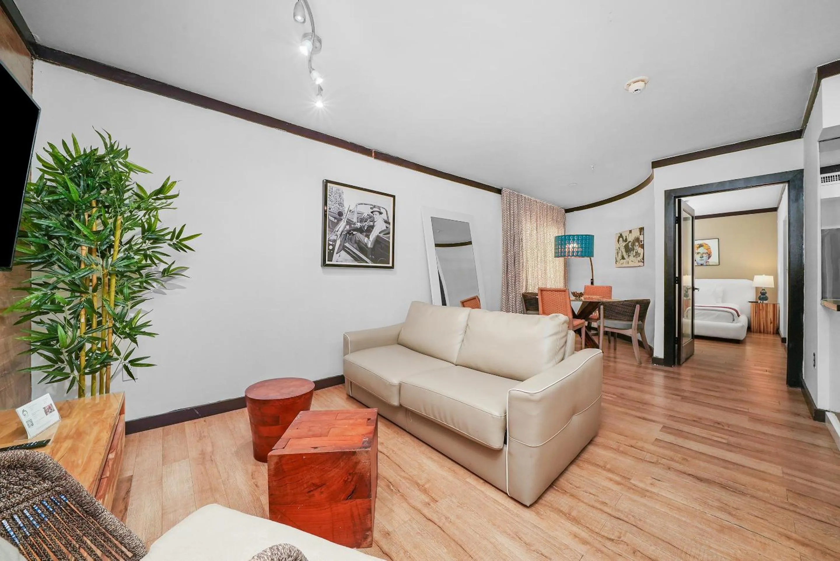 Living room, Bed in Metropole Suites South Beach