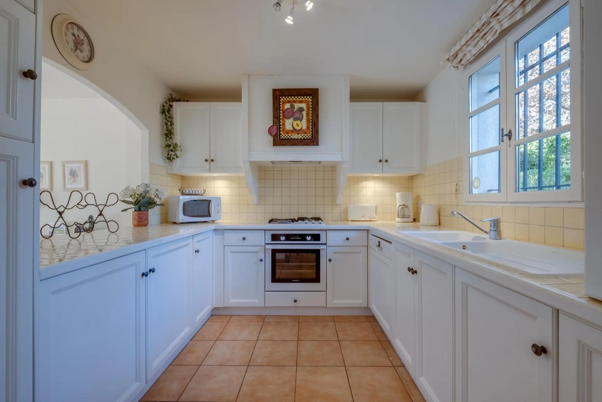 Communal kitchen in Les Appartements et Maisons du Domaine de Saint Endréol Golf & Spa Resort