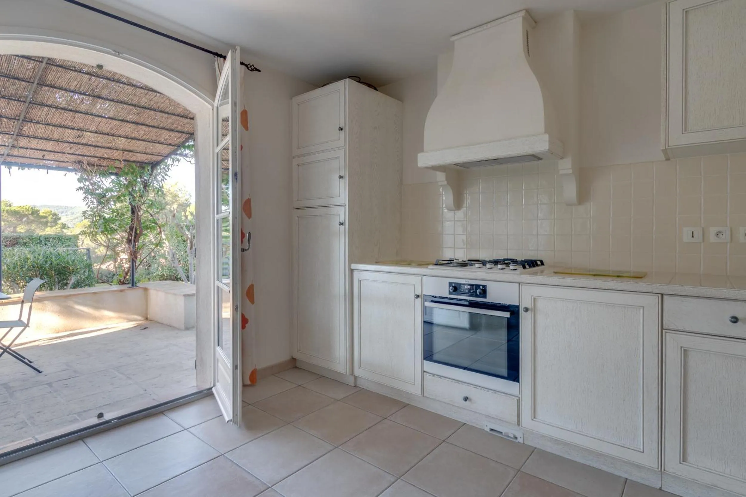 Kitchen or kitchenette in Les Appartements et Maisons du Domaine de Saint Endréol Golf & Spa Resort
