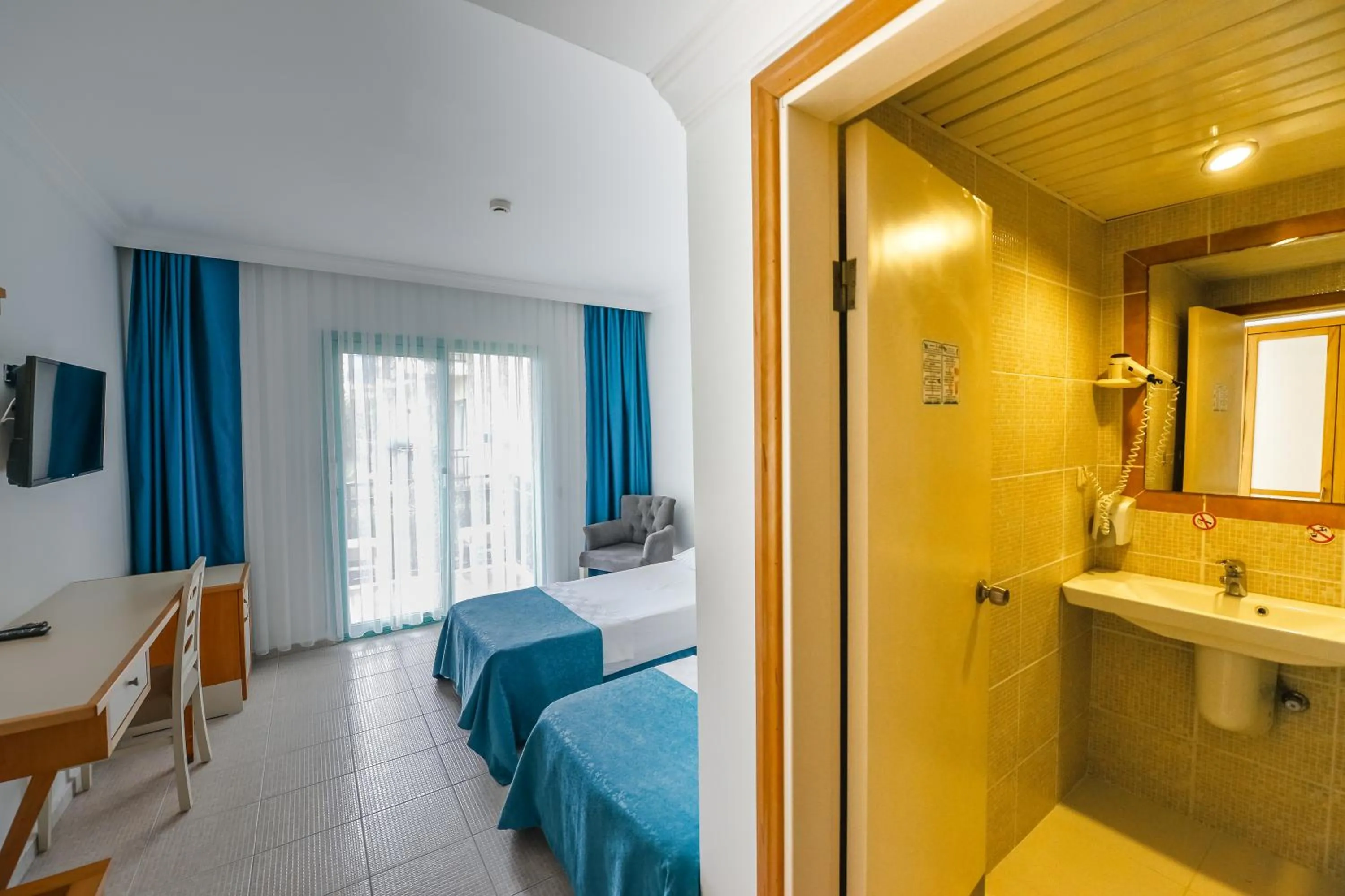 Shower in Rebin Beach Hotel