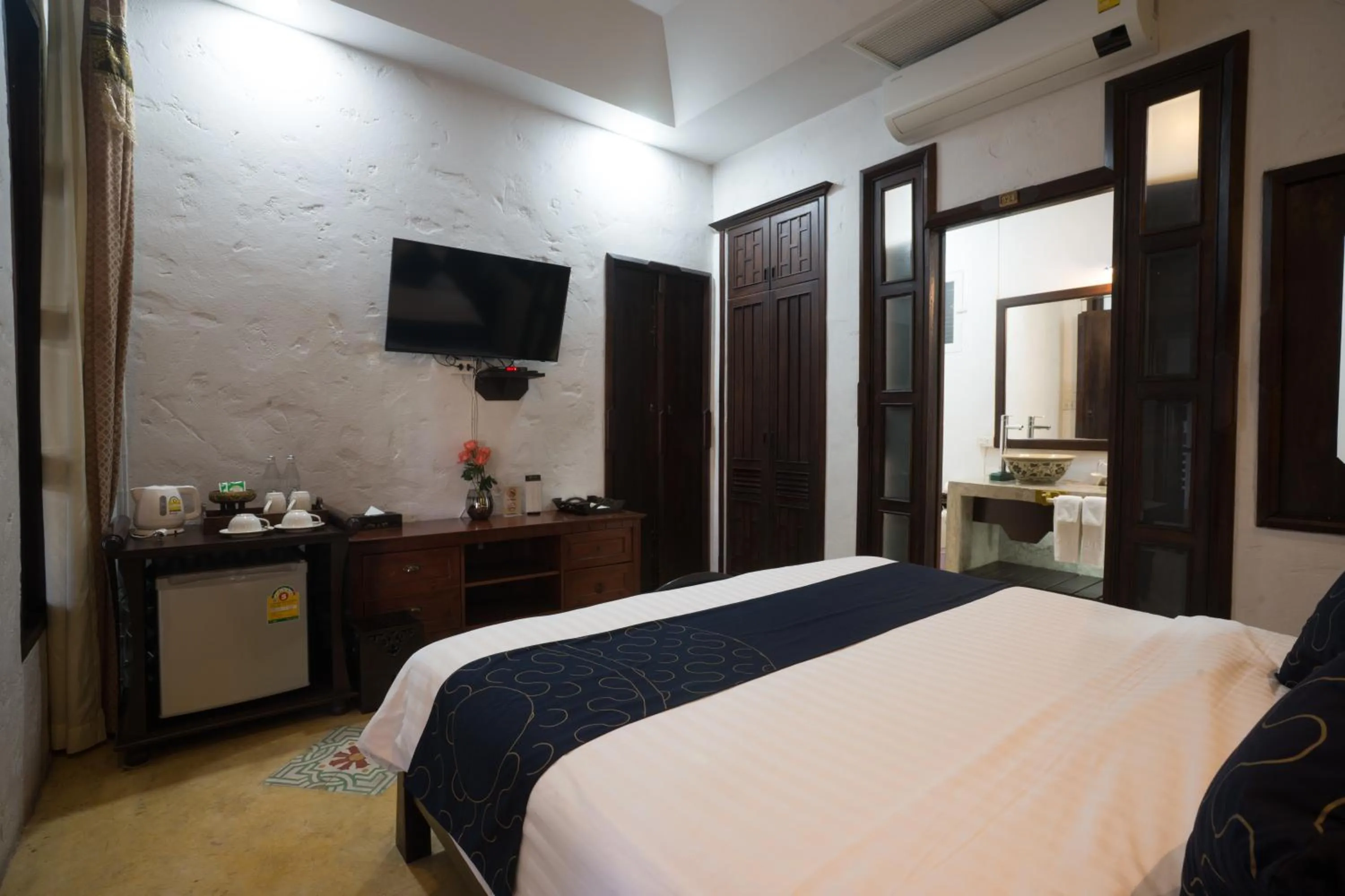 Photo of the whole room, Bed in Cheva Gallery Boutique Hotel