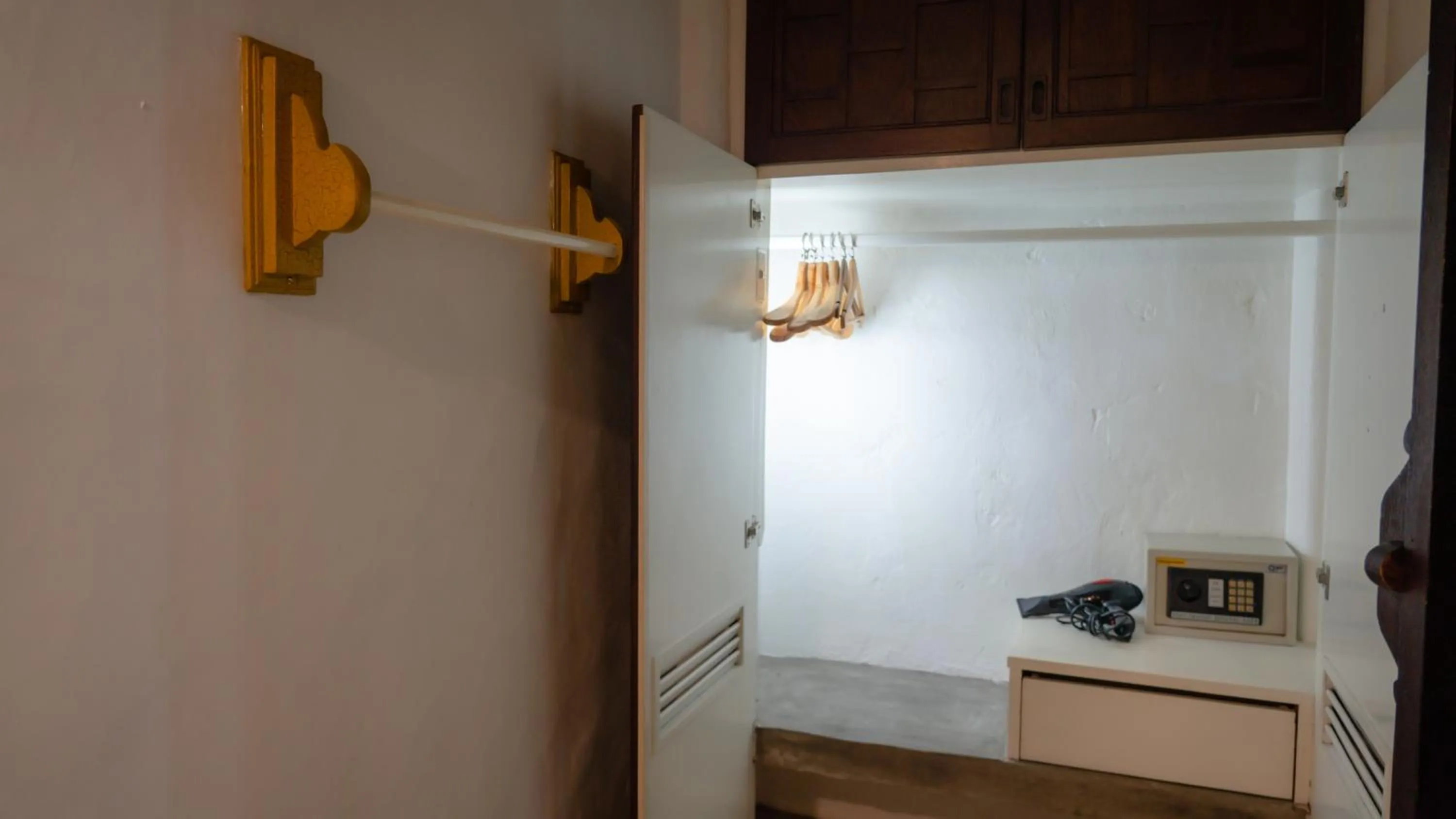 wardrobe in Cheva Gallery Boutique Hotel