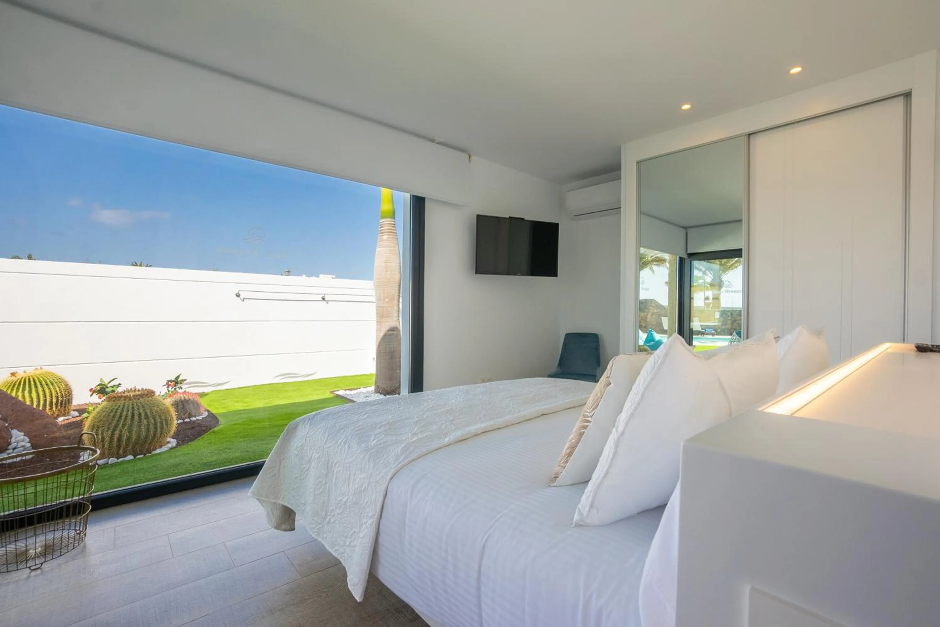 Photo of the whole room, Bed in Sea Breeze Villas Lapa and Claca