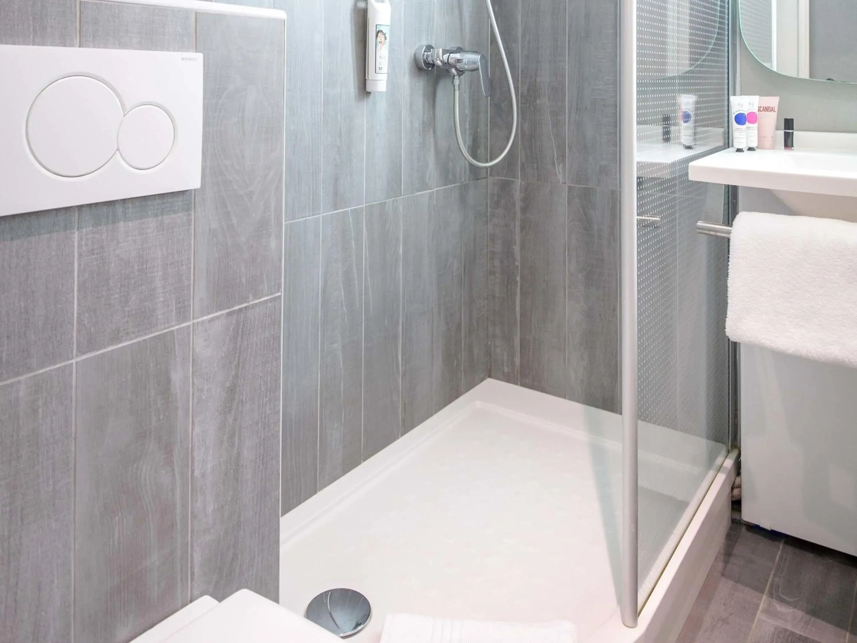 Bedroom in ibis Brignoles Provence Verte Bedroom in ibis Brignoles Provence Verte