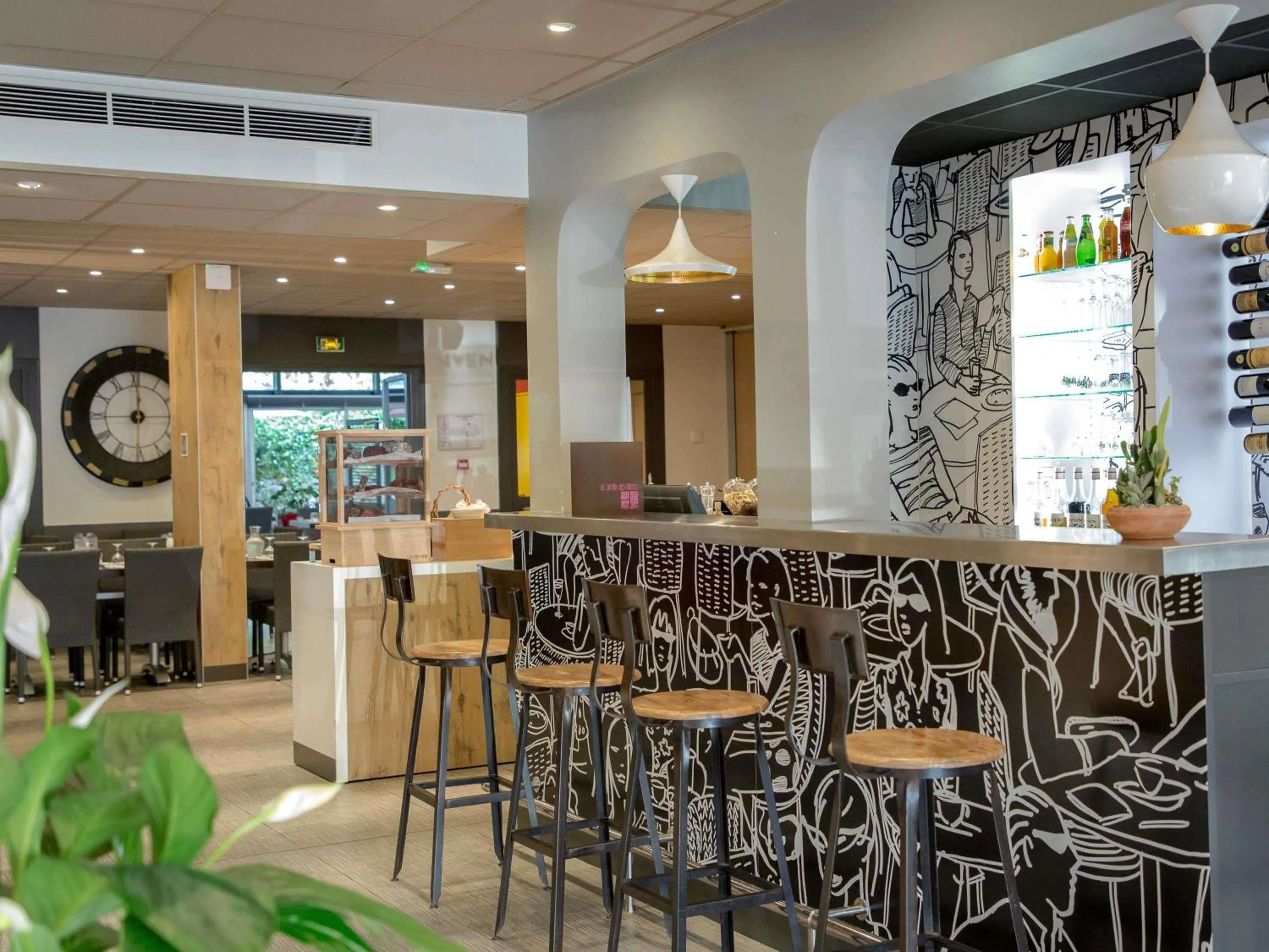 Lounge or bar in ibis Brignoles Provence Verte