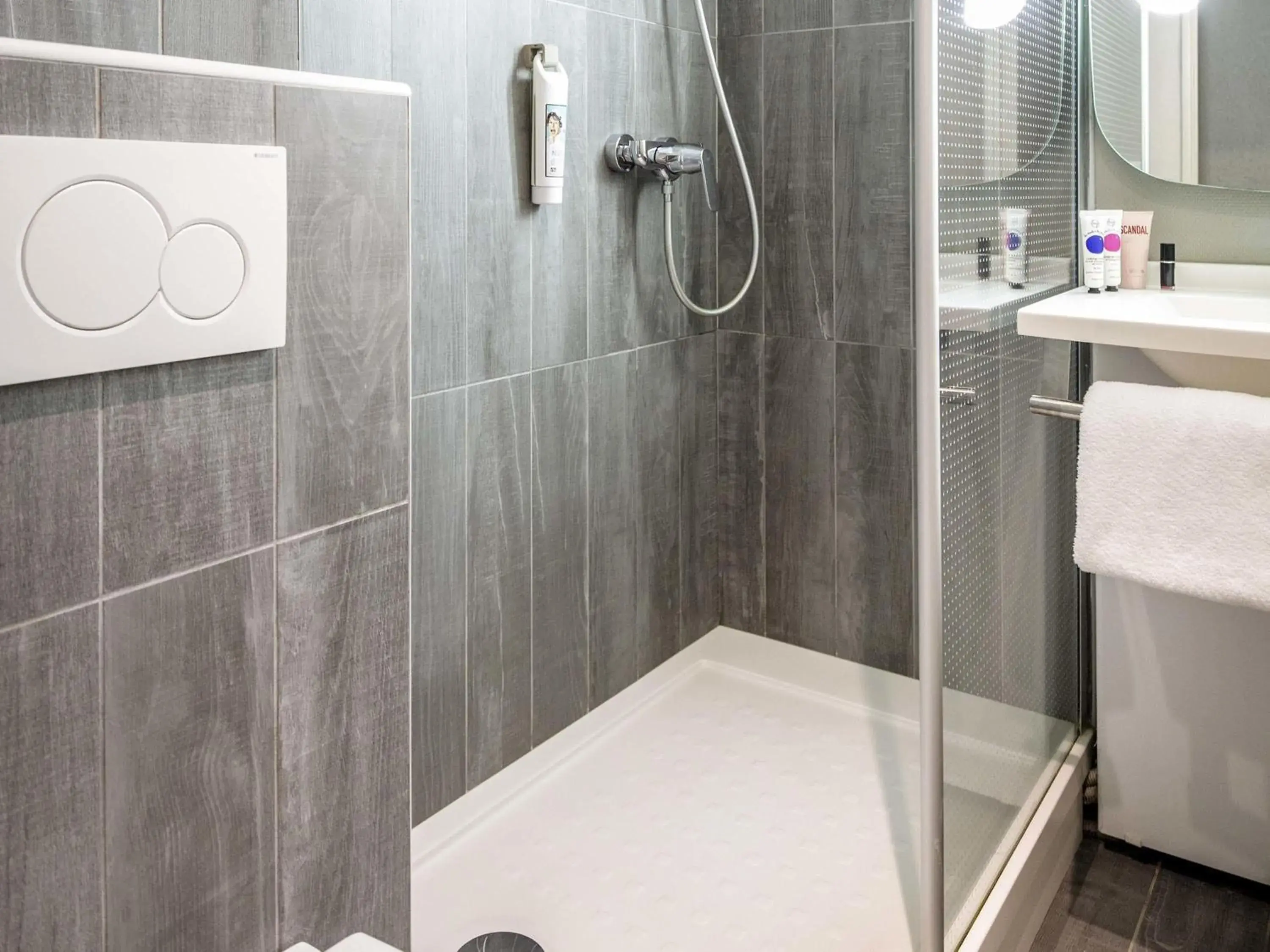 Bedroom in ibis Brignoles Provence Verte Bedroom in ibis Brignoles Provence Verte